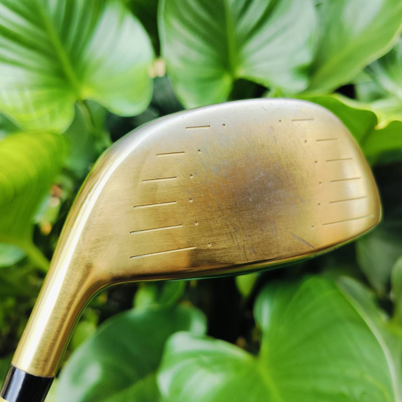 Driver SWORD SNIPER G ก้าน TOUR AD FLEX SR เป็นไม้สุดยอดหน้าเด้งพรีเมี่ยม ต้นตำหรับ ตีไกลมาก และรุ่นนี้ เป็นรุ่น G มีออฟเซ็ตเล็กน้อย ช่วยแก้ปัญหาสำหรับคนที่ตีเฟด ออกขวาให้กลับมาตีตรงได้ ไม้กอล์ฟพรีเมี่ยมมือสอง ของแท้ By NakaraLuxurious