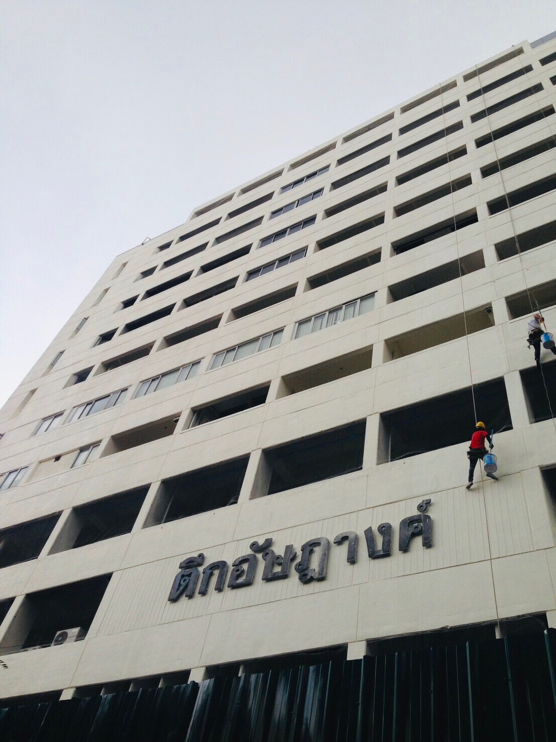 1.งานปรับปรุงระเบียงเปลี่ยนท่อและทาสีตึกอัษฎางค์ชั้น 1-13 รพ.ศิริราช