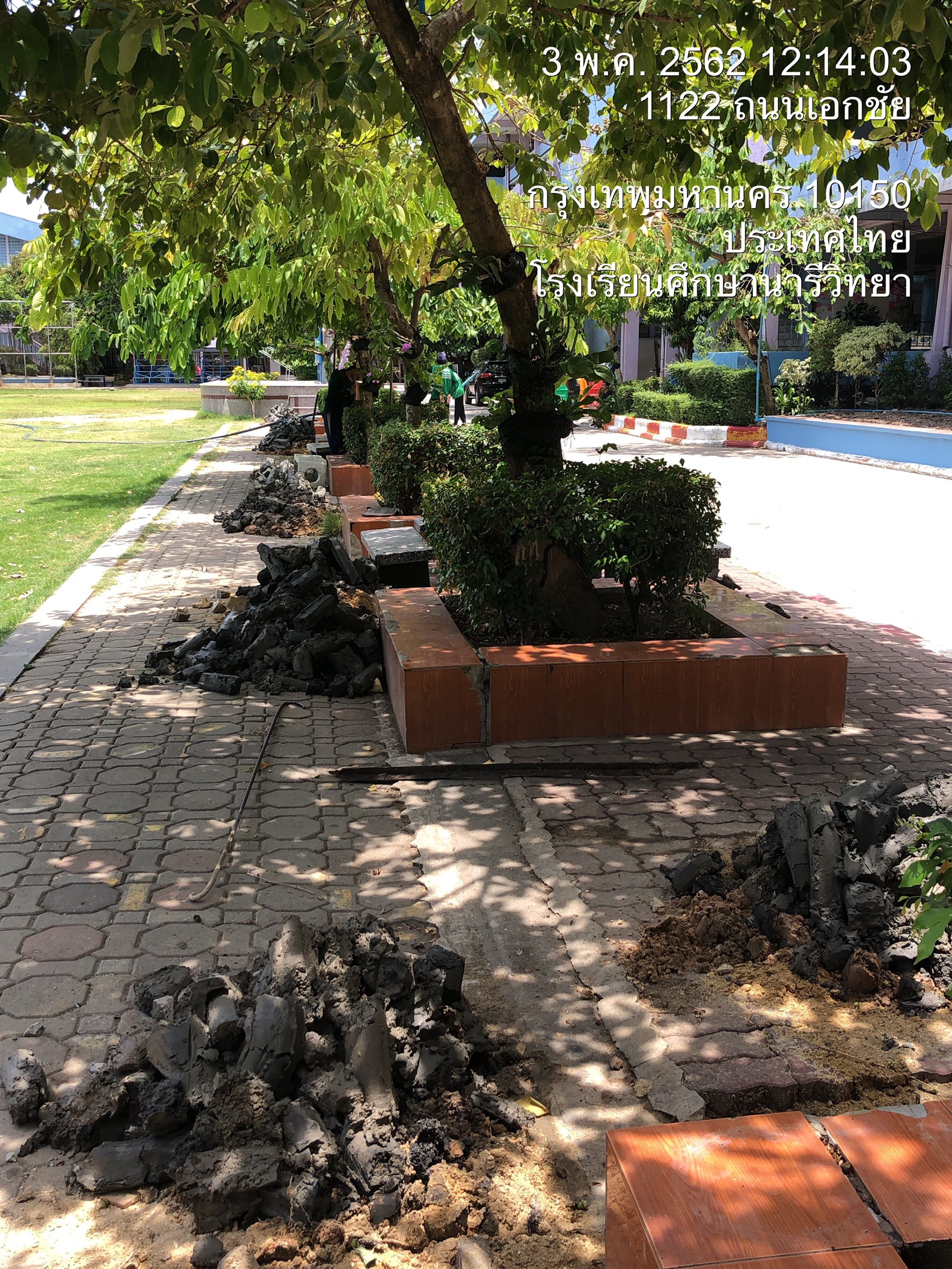 รร. ศึกษานารี ทำหลังคาทางเชื่อมอาคารเรียน