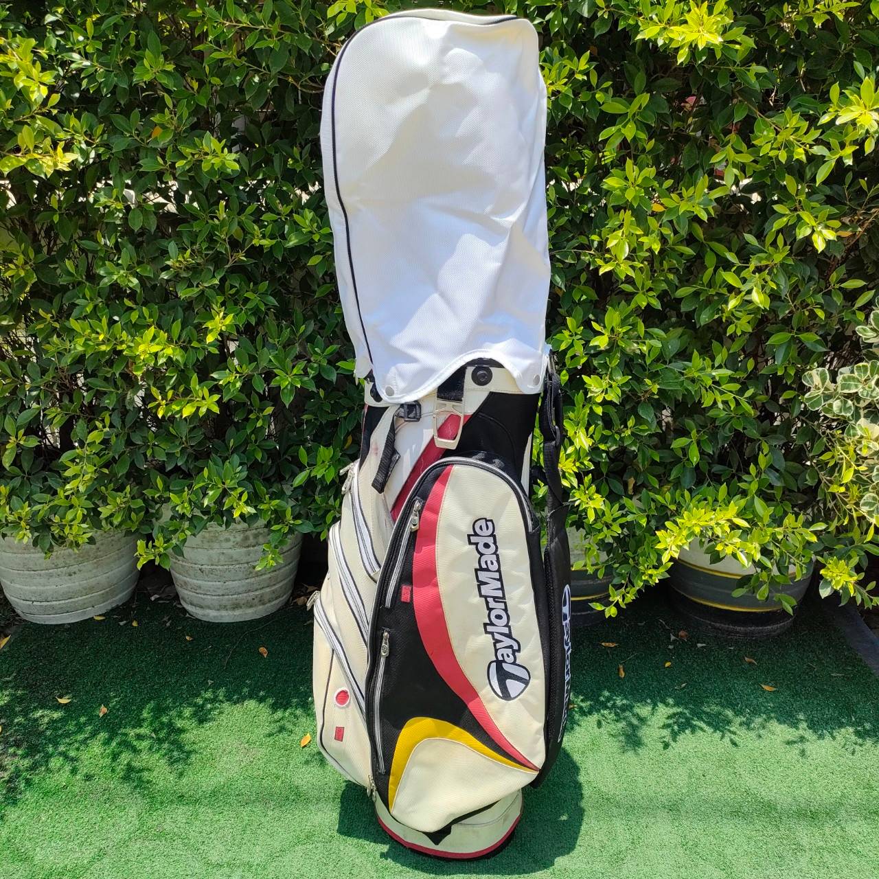 ถุงกอล์ฟ TAYLORMADE มือสอง ถุงของแท้เลยครับ ใบนี้มีลอย ลอก เล็กๆน้อยๆนะครับ