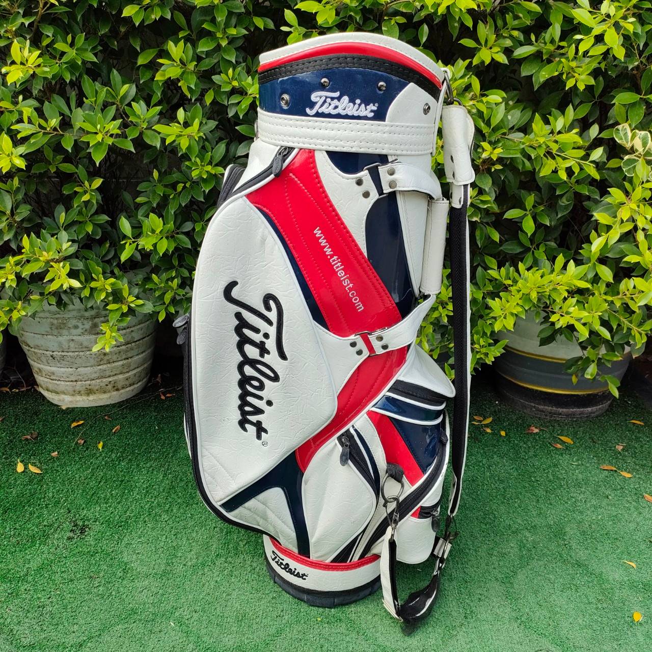 ถุงกอล์ฟ TITLEIST มือสอง สวยมาก ** มีตำหนิ มีรอย ตรง COVER เเละ สายสะพาย มีรูปให้ชมท้ายสุดค่ะ *** นอกนั้นสวยมากๆ เป็นถุงที่สวยสะดุดตาค่ะ