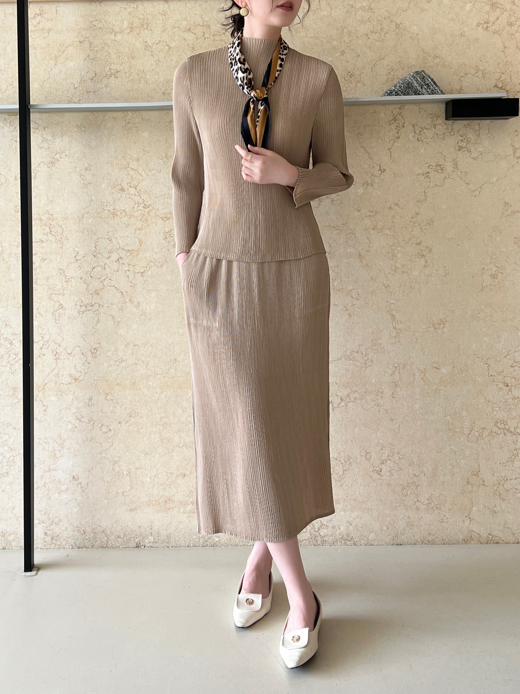 ปรับราคาลง20%!! 2MUAY รุ่น GJO11032/ GJO11044 เซ็ตพลีทผ้าแมตต์ HIGHNECK LONGSLEEVE TOP WITH PENCIL SKIRT PLEATED SET 10 สี FREE SIZE