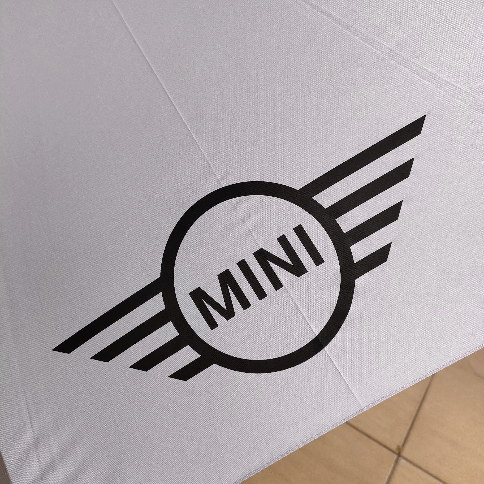 ร่มกอล์ฟ MINI สีขาว สภาพใหม่มาก ไม่เคยผ่านการใช้งาน มีปลอกหุ้มร่มกอล์ฟ มือสอง ของแท้ BY NakaraLuxurious