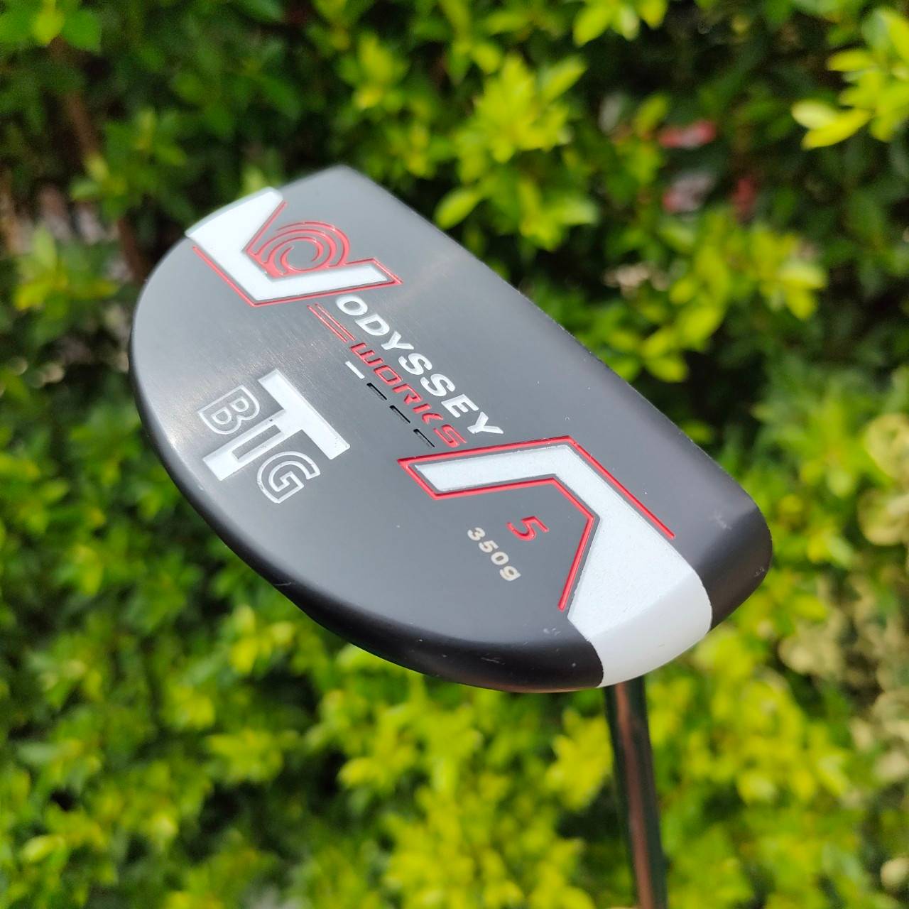 ODYSSEY WORKS BIG T #5 ความยาว 34 นิ้ว หน้าสัมผัสรุ่นนี้เกาะไลน์ที่สุด ก้านดำ ออกแบบได้สวย น้ำหนักดีมาก กริพ IOMIC อย่างดี ทรงมอลเล็ตชดเชยความผิดพลาดได้ สูงสุด และมีเส้นเล็ง ให้เล็งง่ายและแม่นยำ ไม้กอล์ฟมือสอง ของแท้ BY NakaraLuxurious