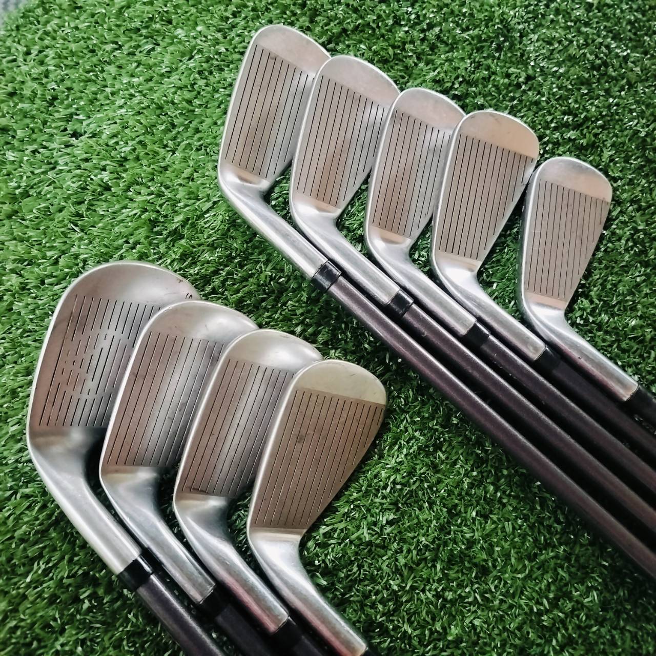 ชุดเหล็ก Taylormade TOUR BURNER มีเหล็ก 3 - 9 PW SW ครบเซ็ต สภาพสวยเดิม ก้านรุ่นนี้สุดพิเศษ เป็นก้านแบบ BUBBLE สวยเดิมทั้งชุด ก้านนี้หายากมาก ไม้กอล์ฟพรีเมี่ยมมือสอง ของแท้ By NakaraLuxurious