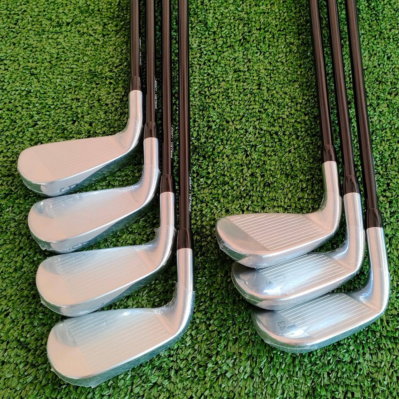 *** ของใหม่มือหนึ่งในซีน *** *** ของศูนย์ครับ *** ชุดเหล็ก TITLEIST T300 ชุดนี้เป็นชุดใหญ่สุดแพงที่สุด มีเหล็ก 5 - 9 PW เเละมี WEDGE องศา 48 มาให้ด้วยครับ