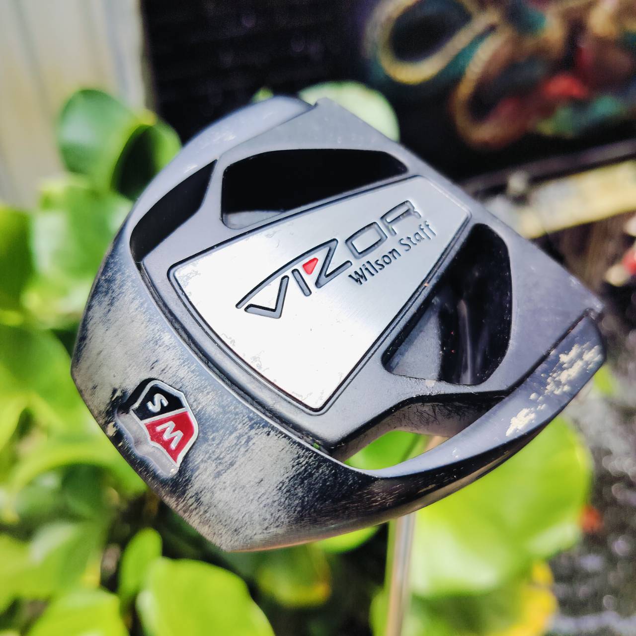 PUTTER WILSON STAFF VIZOR ความยาว 34 นิ้ว ในซีรี่ STAFF เป็นซีรี่ย์ที่ WILSON ผลิตออกมา ได้มาตรฐานระดับ TOUR ใช้แข่งได้ รูปทรงสี่เหลี่ยมเพื่อให้ชดเชยสูงสุด ไม้กอล์ฟพรีเมี่ยมมือสอง ของแท้ By NakaraLuxurious