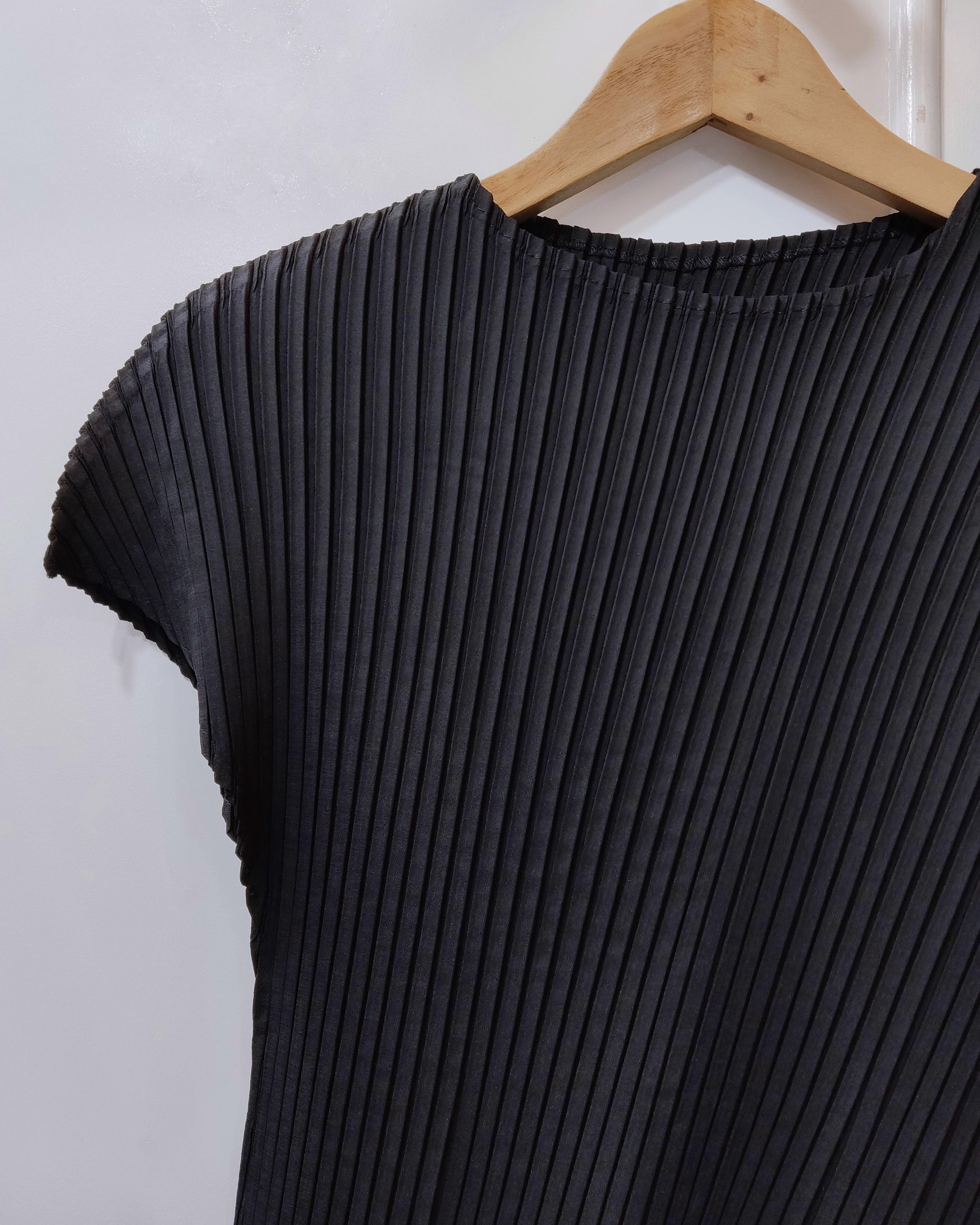 2MUAY รุ่น CX0492T เสื้ออัดพลีท ROUND NECK DIAGONAL PLEATED TOP สีดำ FREE SIZE