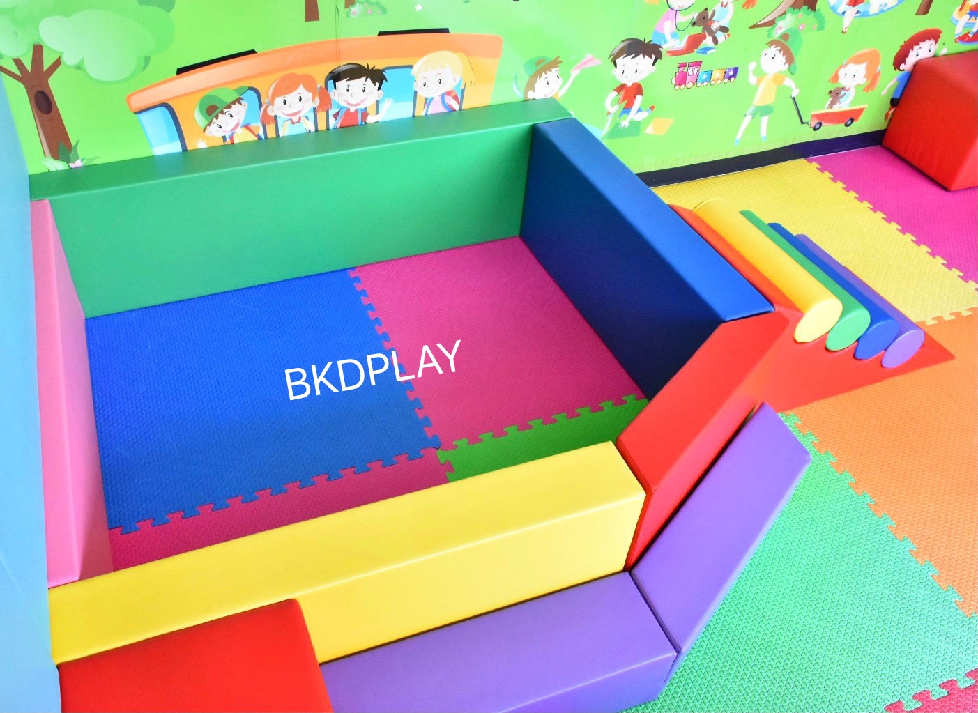 บ่อบอลห้าเหลี่ยมนุ่มนิ่ม พร้อมที่นั่งบุผนัง บ่อบอลรับแขก , รับทำห้องบอล รับบุผนัง ทำผนังกั้นบ้านบอล คอกกั้นเบาะนุ่ม, Softplay หนังนุ่ม คอกกั้นเด็ก ,เครื่องเล่นสนามในร่ม Kid Zone สำหรับโรงพยาบาล คลินิกโรงเรียน และศูนย์การค้าต่างๆ