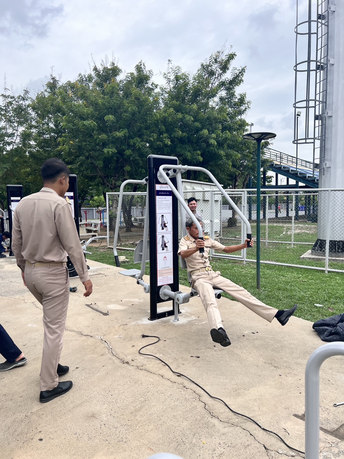 เครื่องออกกำลังกาย กลางแจ้ง ชุดอุปกรณ์ บริหารแขน ไหล่ หน้าอก แบบถ่าง หุบยกตัว เดี่ยว ลานกีฬา อเนกประสงค์ สนามกีฬาผลิตในไทย สั่งทำตามสีที่ต้องการได้