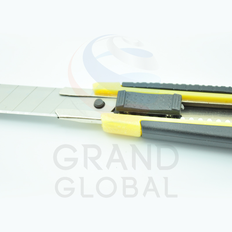 SOLID Cutter คัตเตอร์ ด้ามมีด พร้อมใบมีด สำหรับ ตัดกระดาษ (คละสี)