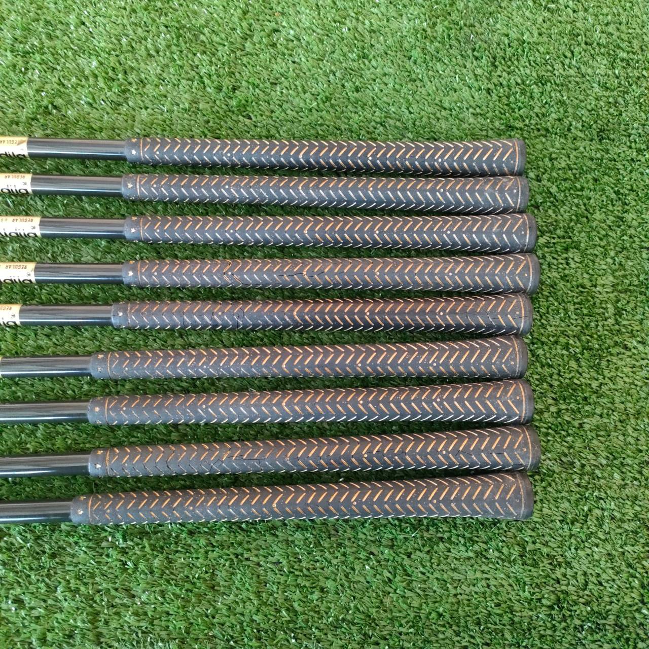 ชุดเหล็ก LYNX SILVER มีเหล็ก 3-9 เเละ PW SW ก้าน LOW TORGQUE FLEX R สุดยอดดีไซน์ ออกแบบให้ตีง่ายจัดๆ กึ่งไฮบริดเลยก็ว่าได้ แต่ยังคงความคม แบบสุดๆและสปินจัดๆของ LYNX ตีไกล ได้ระยะ ตีง่าย เบาสบาย ตกหยุด!!!