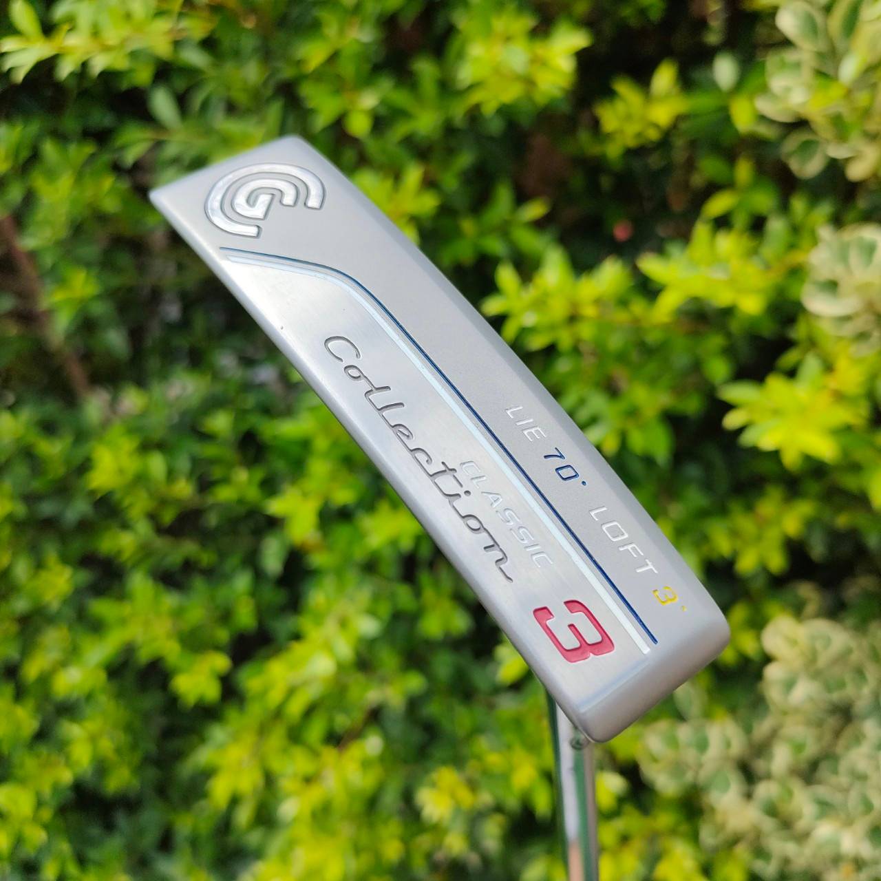 PUTTER CLEVELAND COLLECTION CLASSIC 3 ก้าน CLEVELAND CLASSIC 3 ความยาว 34 นิ้ว มาพร้อม COVER เดิมๆ แต่ COVER มีแตกลายงา ตัวนี้ทำออกมาได้มาตรฐานระดับโลก มีบอก LIE : 70 , LOB : 3 หน้าสัมผัส MILLED เต็มรูปแบบ ถ้าเอาตรงๆคือเหมือนได้ CAMERON ในราคาไม่ถึง 2 พัน