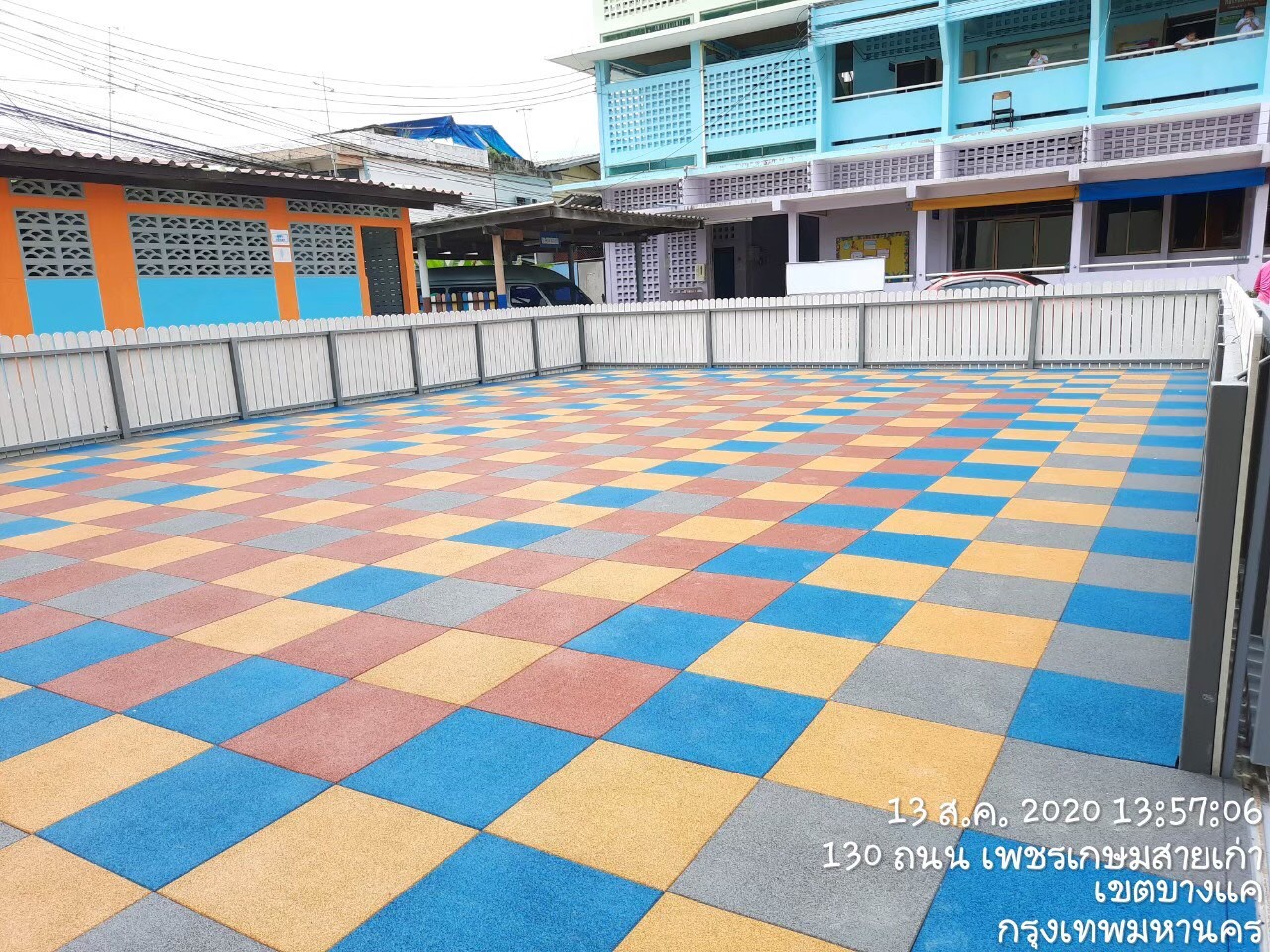 ราชวินิตประถม(บางแค)ทำเวที,ประตู,ที่นั่ง,สนามเด็กเล่น