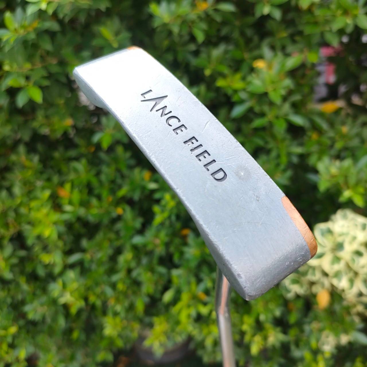 PUTTER LANCE FIFLD ความยาว 34 นิ้ว น้ำหนักดีมาก มีส่วนผสมของทองแดงทั้งด้านบนด้านล่าง บล๊านซ์มาก และยังหน้า MILLED เกาะไลน์สุดๆ!! ไม้กอล์ฟมือสอง ของแท้ BY NakaraLuxurious