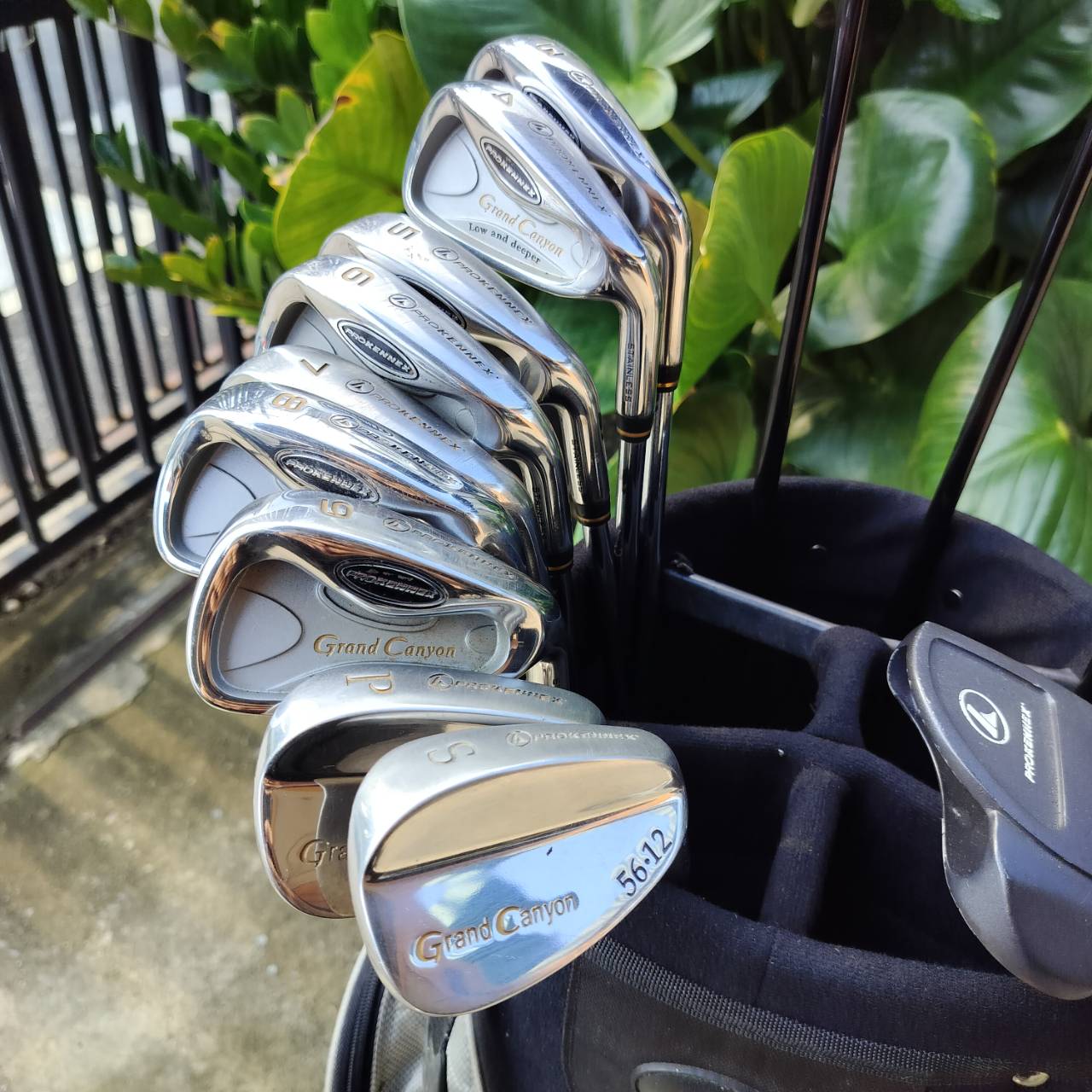 ไม้กอล์ฟครบชุด PRO KENNEX GRAND CANYON สภาพสวยงาม ให้ไม้มาได้ครบเครื่องมากๆ ดีทุกไม้ ถุงกอล์ฟ PROKENNEX เดิมตรงรุ่น และมี COVER ให้ครบทั้งชุดค่ะ ไม้กอล์ฟพรีเมี่ยมมือสอง ของแท้ By NakaraLuxurious