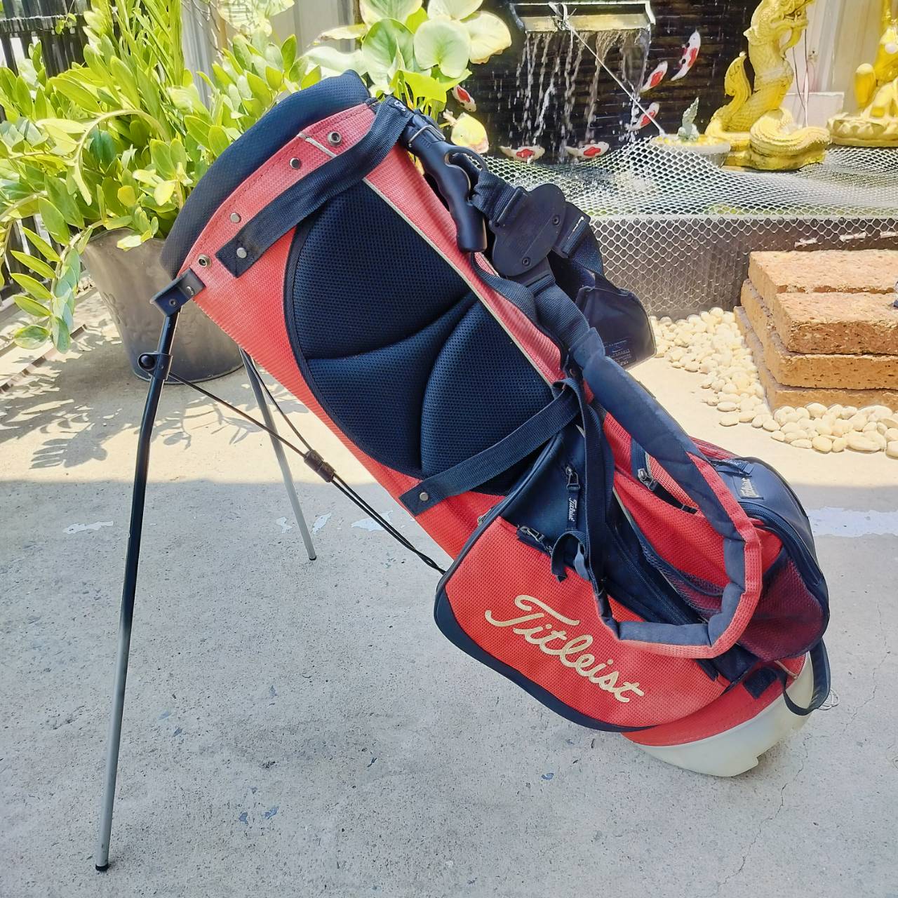 ถุงกอล์ฟ Titleist ขาตั้ง มือสองสภาพสมบูรณ์ ขาตั้งแข็งแรง มีสีซีดเล็กน้อย นอกนั้นสมบูรณ์ ซิปดีมาก มีสายสะพายแบบเป้อย่างดี กันน้ำ