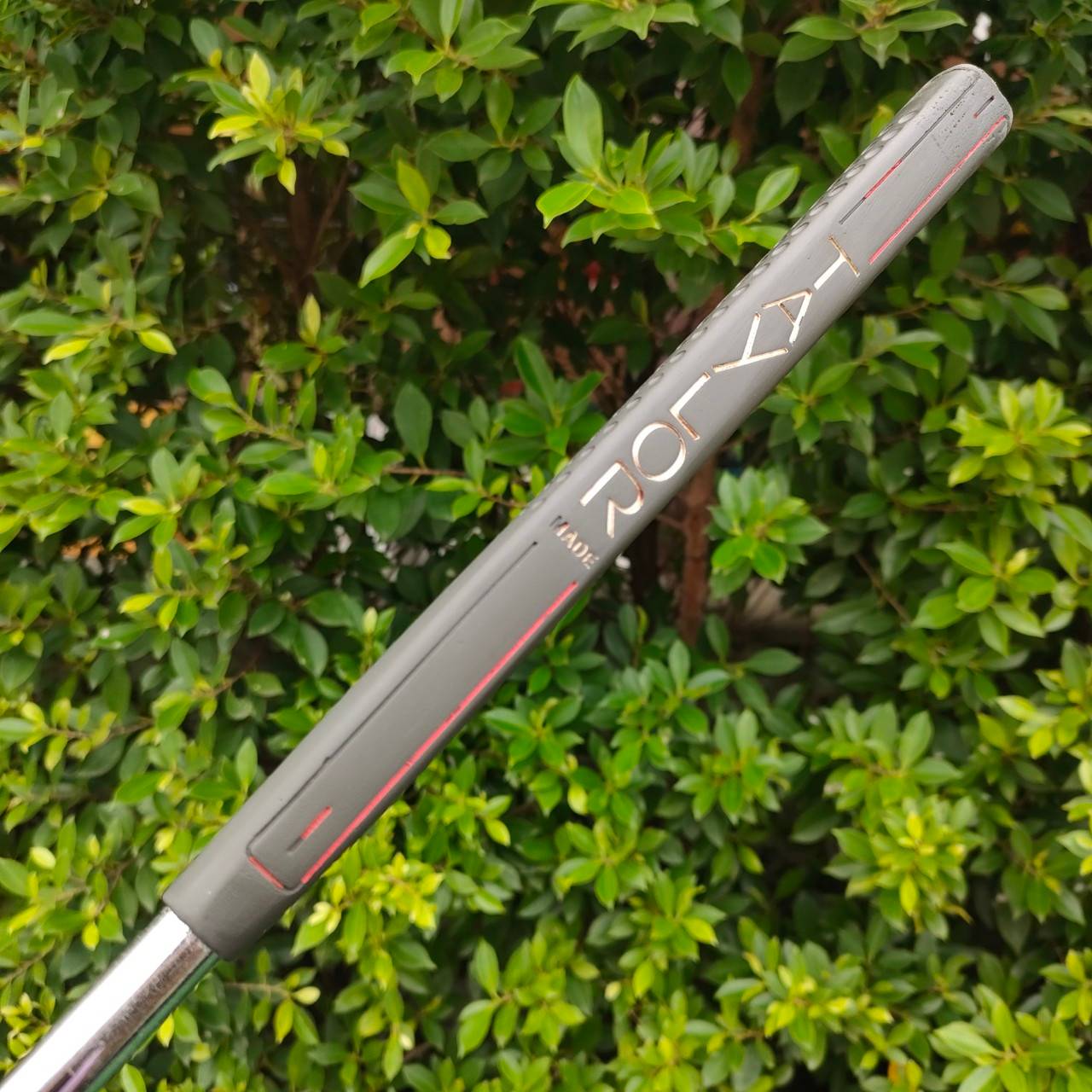 PUTTER TAYLORMADE ความยาว 34 นิ้ว รุ่นนี้บล๊านซ์ดีมาก ของ Taylormade ออกแบบให้ยื่นออกไปทั้งสองข้าง และทำเป็นวงโค้ง ทำให้ชดเชย ความผิดพลาดได้สูงสุด ไม้กอล์ฟมือสอง ของแท้ BY NakaraLuxurious