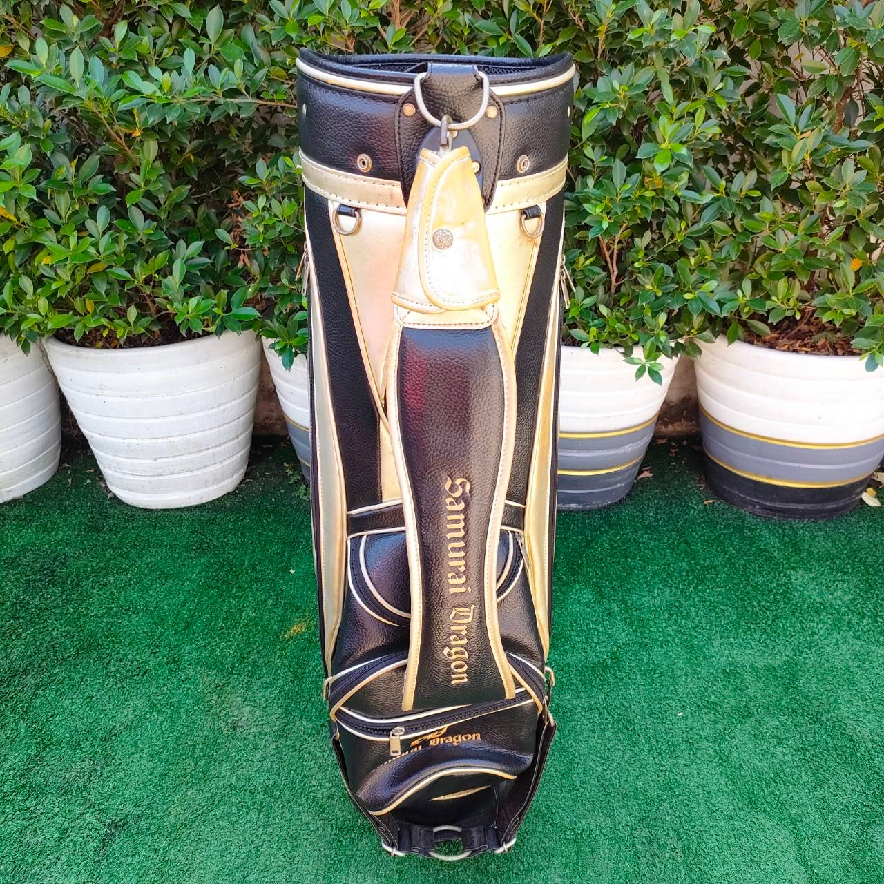 ถุงกอล์ฟ SAMURAI - DRAGON มือสอง ของแท้ ถุง Tour 9 นิ้ว ลายสวยมากๆ ** ใบนี้มีตำหนิที่ COVER ** มีรูปให้ชมครับ แต่ส่วนของถุง สภาพเดิม สวยๆเลยครับผม