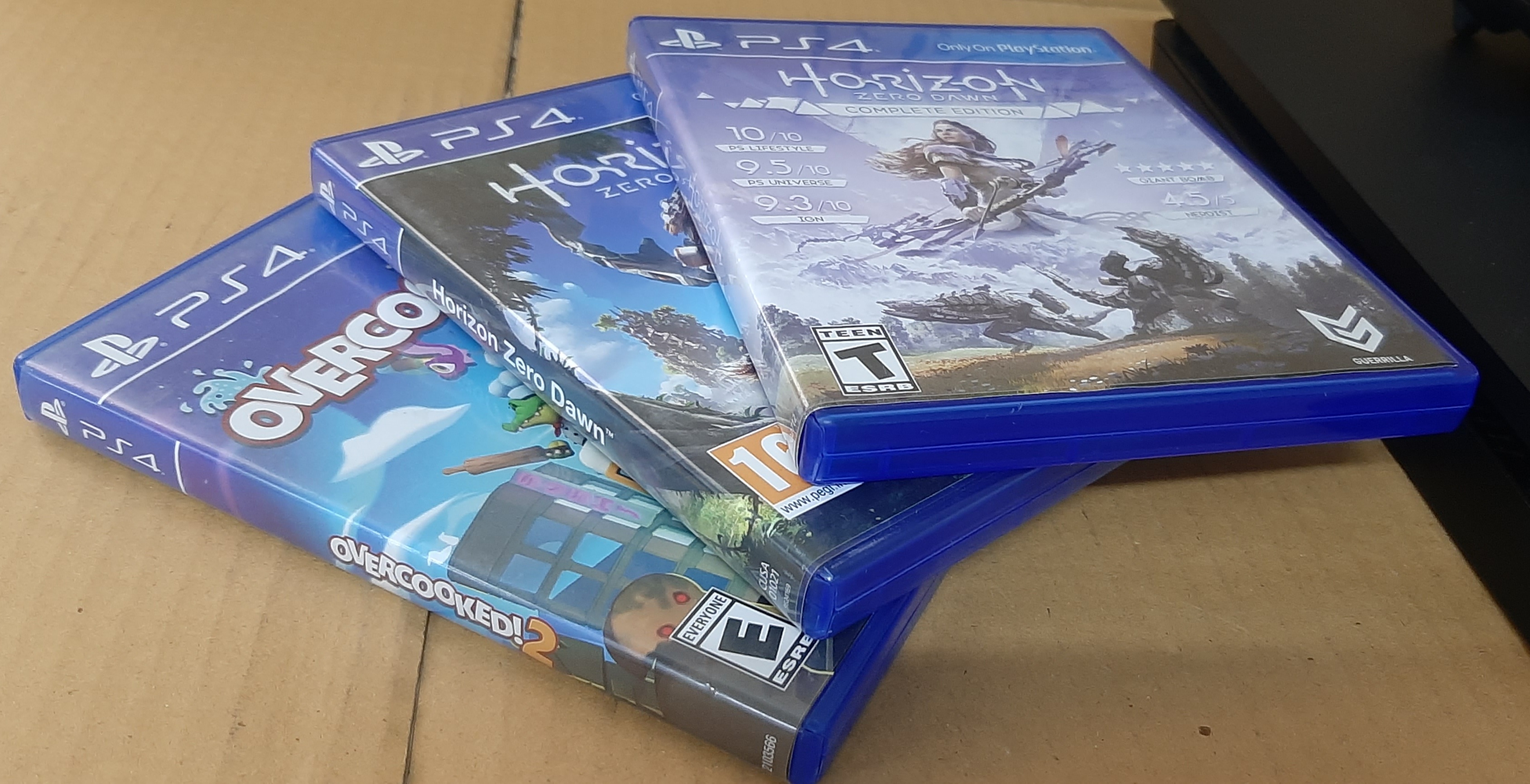 PlayStation 4 Slim ประกันร้าน สภาพดี มีแผ่นเกม 3 แผ่น พร้อมจอยส์