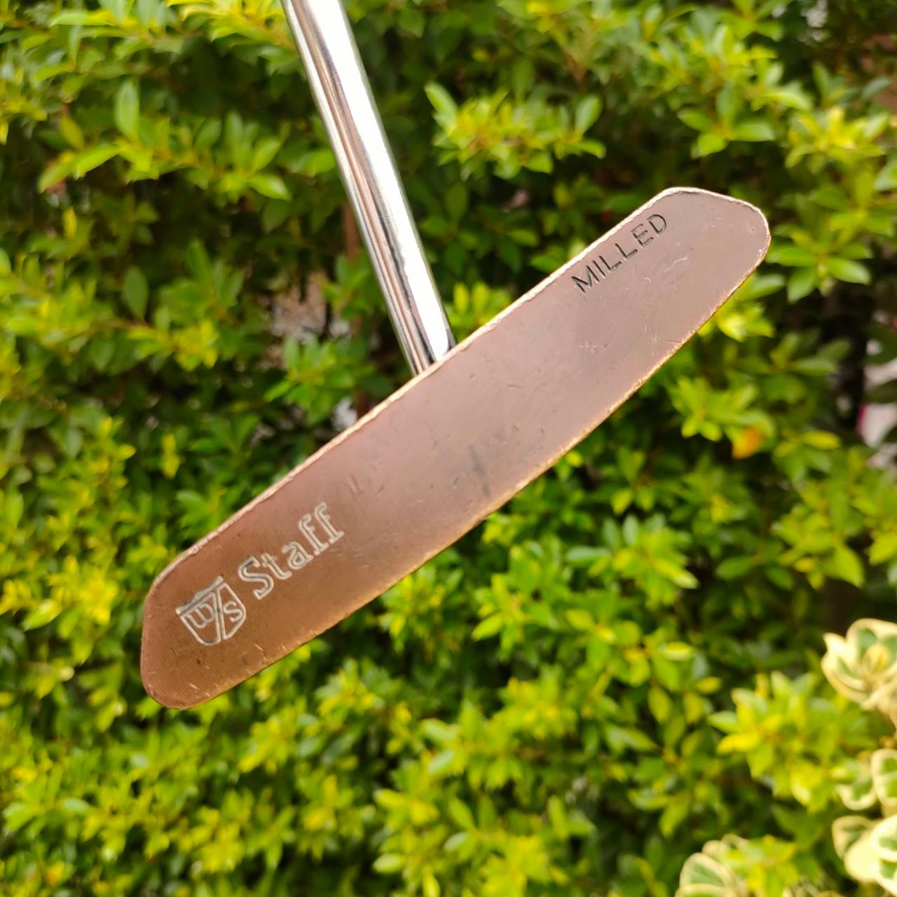 Putter Wilson Staff 2010 Milled Putter ความยาว 34 นิ้ว ก้าน WILSON STAFF 2010 กริฟ เป็นเเบบใหญ่ SUPER STROKE รุ่นนี้เป็นรุ่นที่ดังวัสดุทองแดงแท้ทั้งแท่ง!! ไม้กอล์ฟมือสอง ของแท้ BY NakaraLuxurious