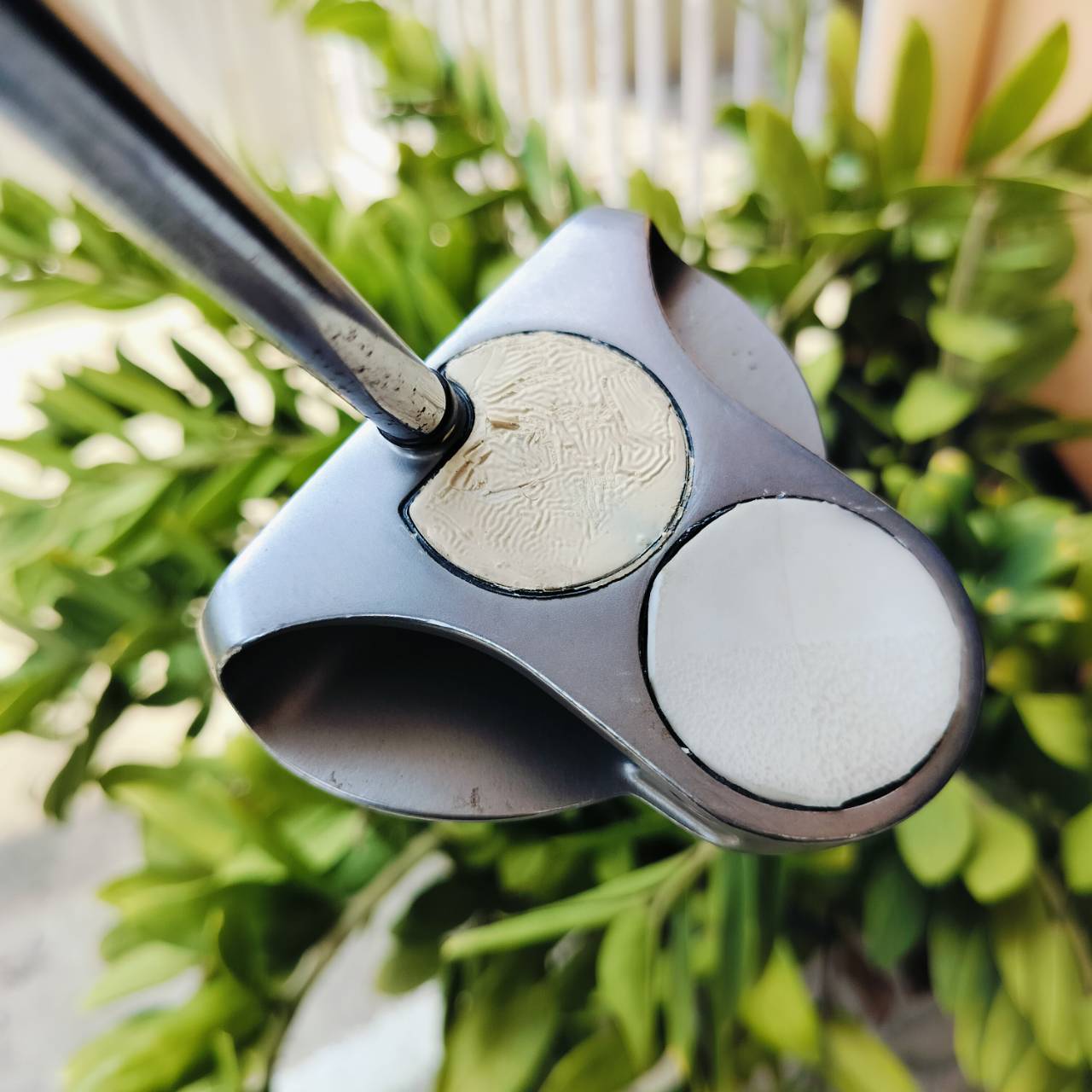 PUTTER ODYSSEY TWO-BALL *** มีตำหนิ สีผิวบอลลูกแรกละลาย*** เป็นก้านแบบเจาะตรงกลาง และความยาว 32 นิ้ว เหมาะกับสวิง ไม้กอล์ฟพรีเมี่ยมมือสอง ของแท้ By NakaraLuxurious