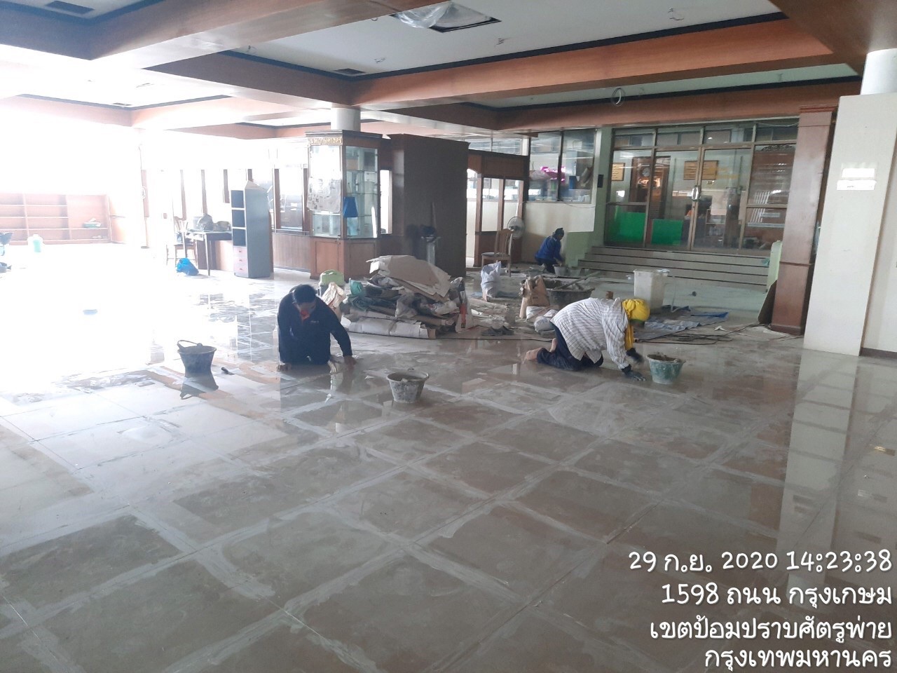 รร.สายปัญญา ปูกระเบื้องพื้น&ติดตั้งกระดานถนอมสายตา