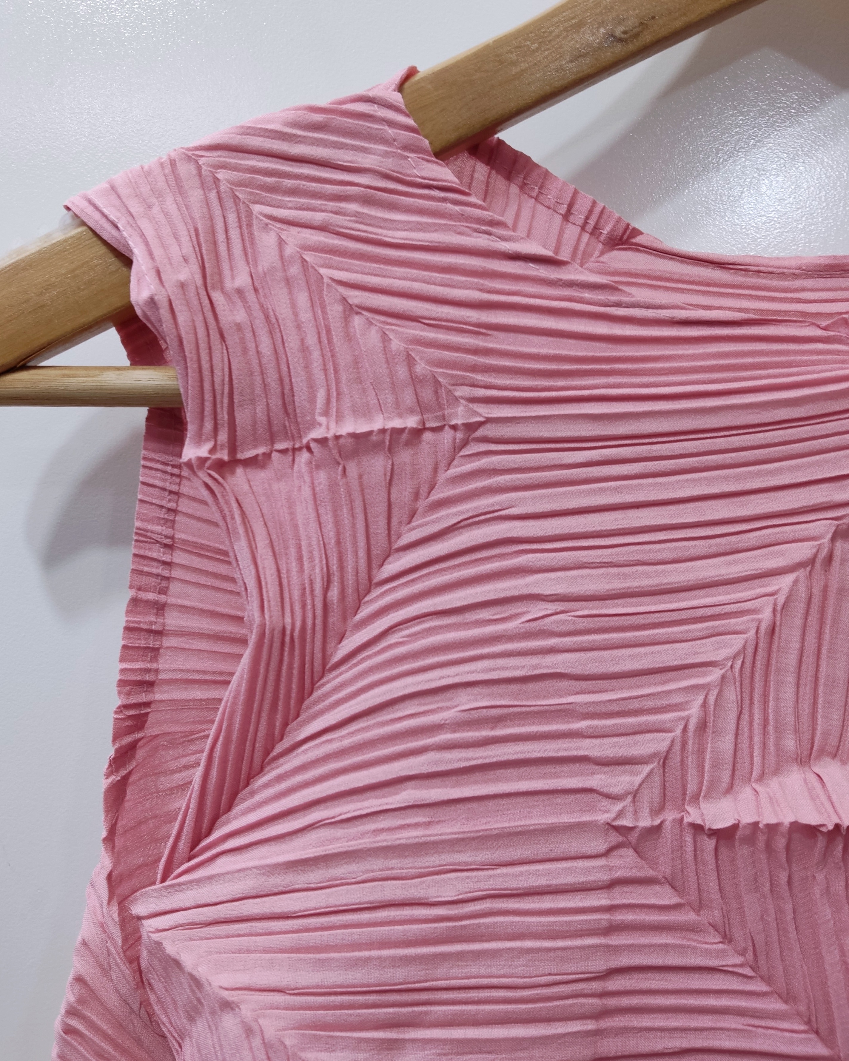 อกถึง 40 นิ้ว 2MUAY รุ่น GM6641 เสื้ออัดพลีท SLEEVELESS ZIG ZAG PLEATED TOP 3 สี FREE SIZE