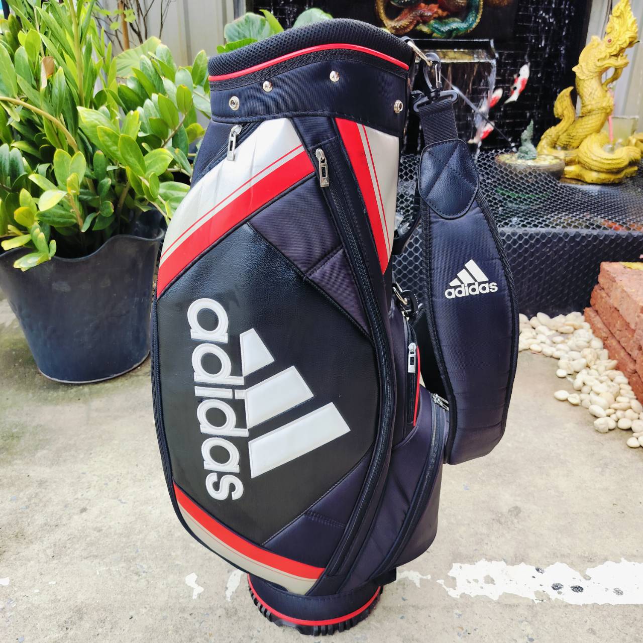 ถุงกอล์ฟ ADIDAS ของแท้ มือสอง สภาพสวยมาก เดิมๆ คุณภาพดีมาก ถุงเบากันน้ำ ของใหม่มีราคาแพงมาก!!!