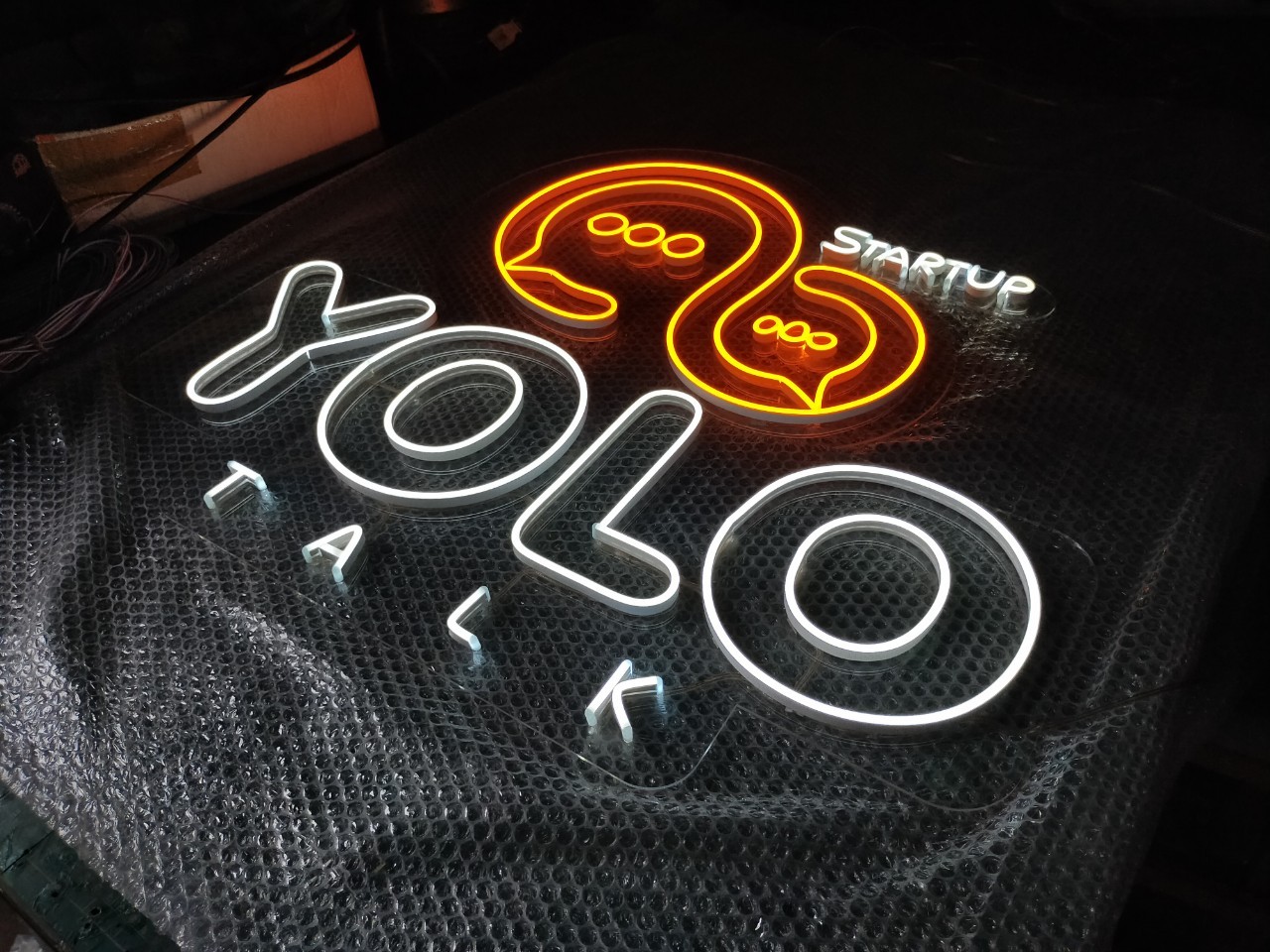 ไฟนีออน เฟค