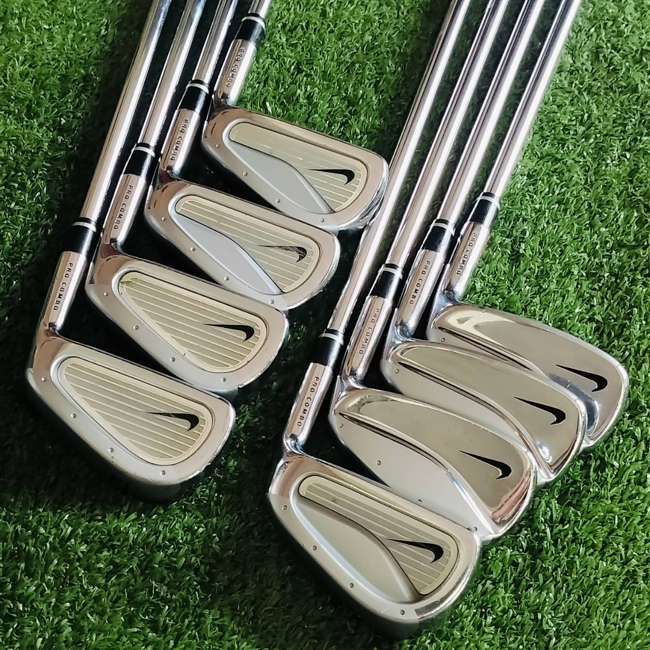 ชุดเหล็ก NIKE PRO COMBO เหล็ก FORGED สวยจัดๆทุกเหล็ก หน้าใยสวยทุกเหล็ก ตีนุ่มมากๆ และเหล็กยาวเป็นแบบ CAVITY ช่วยให้ตีง่าย ตีตรง ชดเชยสูง ไม้กอล์ฟพรีเมี่ยมมือสอง ของแท้ By NakaraLuxurious