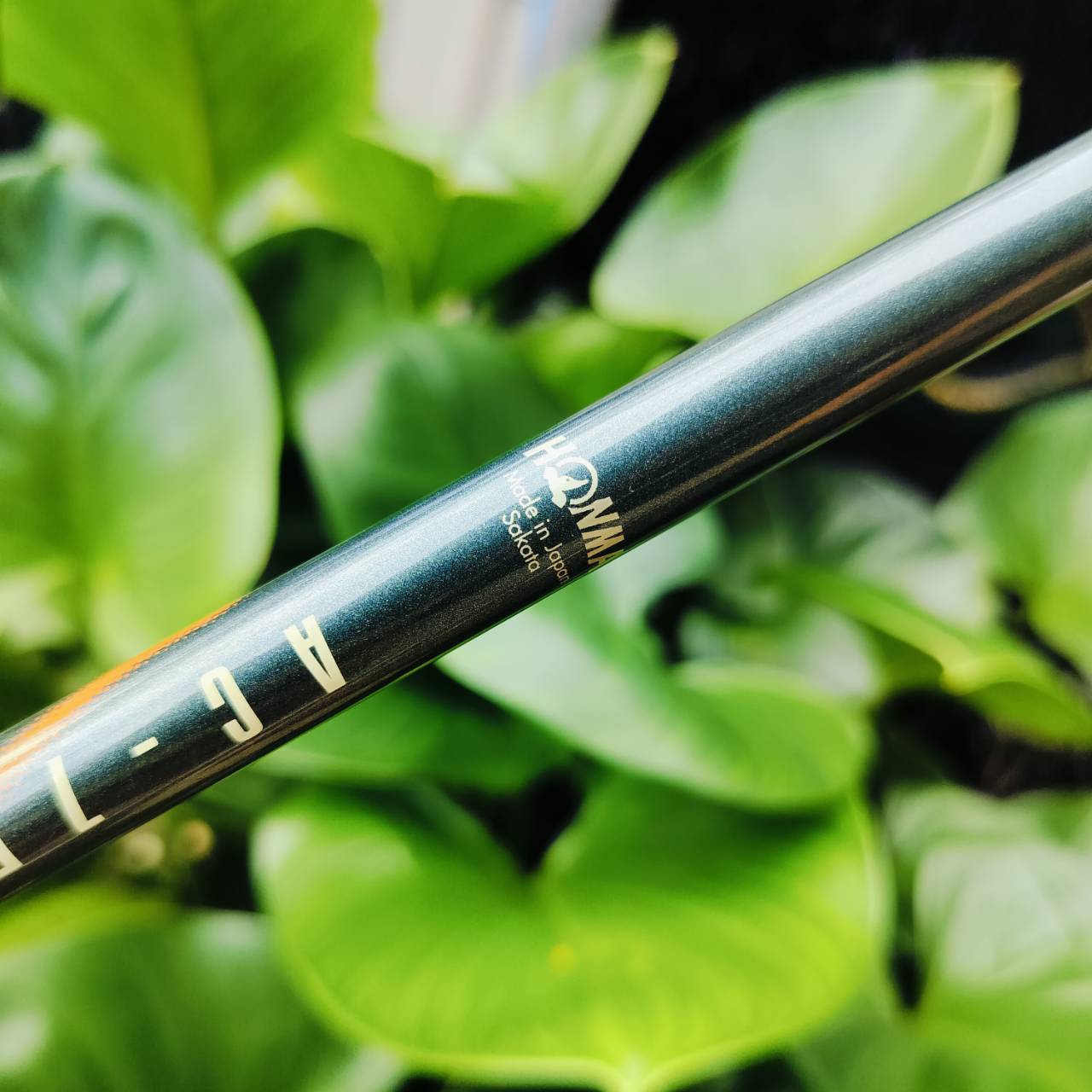 ชุดเหล็ก HONMA TWIN MARKS AP-302 หน้าเด้ง Titanium Face มีแผ่นหน้าเด้งไทเทเนี่ยมชัดๆ ที่หน้าใบเหล็ก ตระกูล Twin mark เป็นตระกูล TOP ที่สุดของ HIRO HONMA ผลิตจากวัสดุพรีเมี่ยมและ เป็นชุด Hi - END จาก JAPAN SAKATA ไม้กอล์ฟพรีเมี่ยมญี่ปุ่นมือสอง ของแท้ By Na