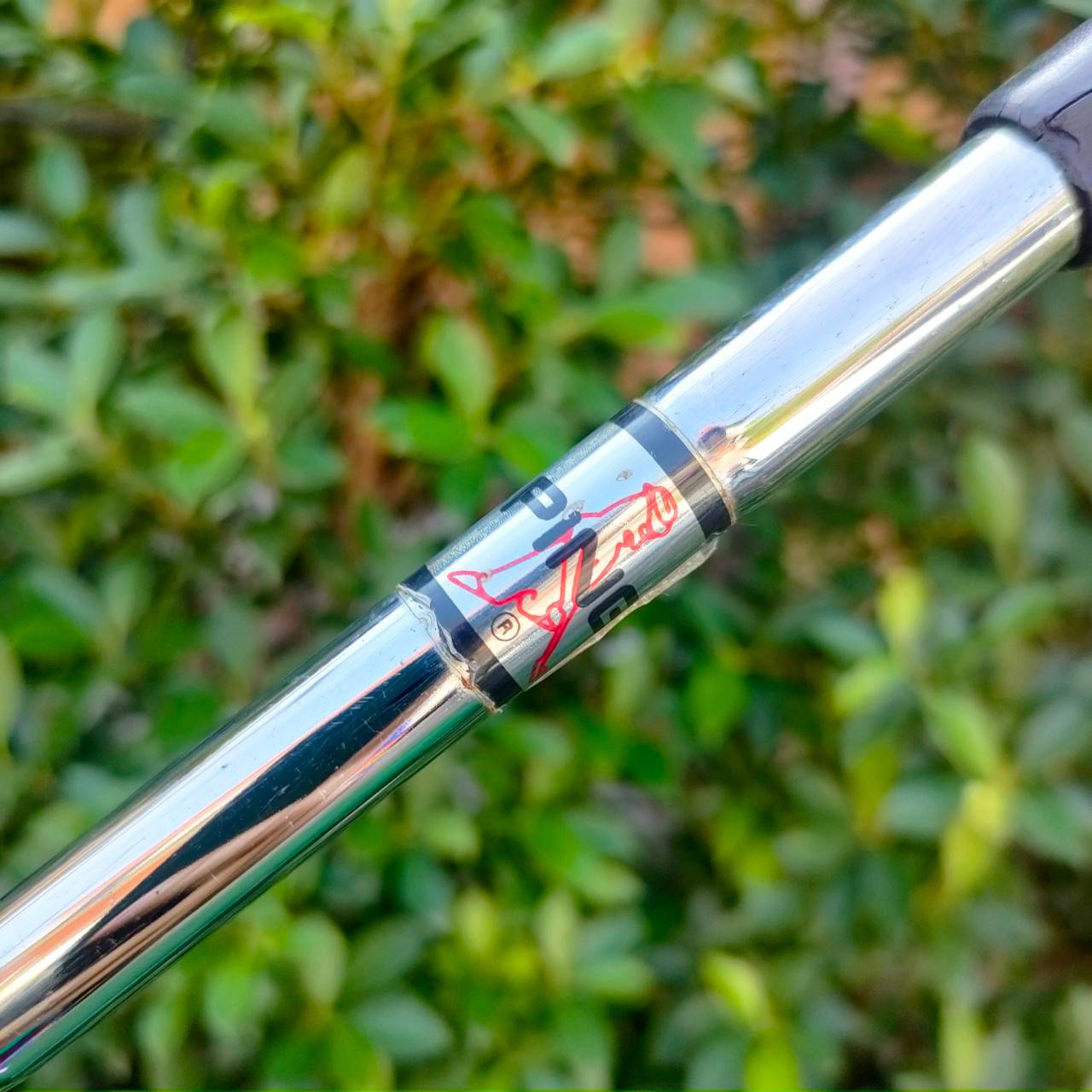 PUTTER PING KARSTEN ANSER ความยาว 34 นิ้ว ทองเหลืองบริสุทธิ์ เต็มคาราเบล ด้วยรูปทรง และการบล๊านซ์น้ำหนัก และฟีลลิ่ง + เสียงการพัตต์ที่สุดยอดหาไม่ได้ บริเวณด้านหน้ามีร่องยาว เพื่อการพัตต์ ที่ได้ฟีลยิ่งขึ่น สุดครับ ไม่จัดไม่ได้!!!