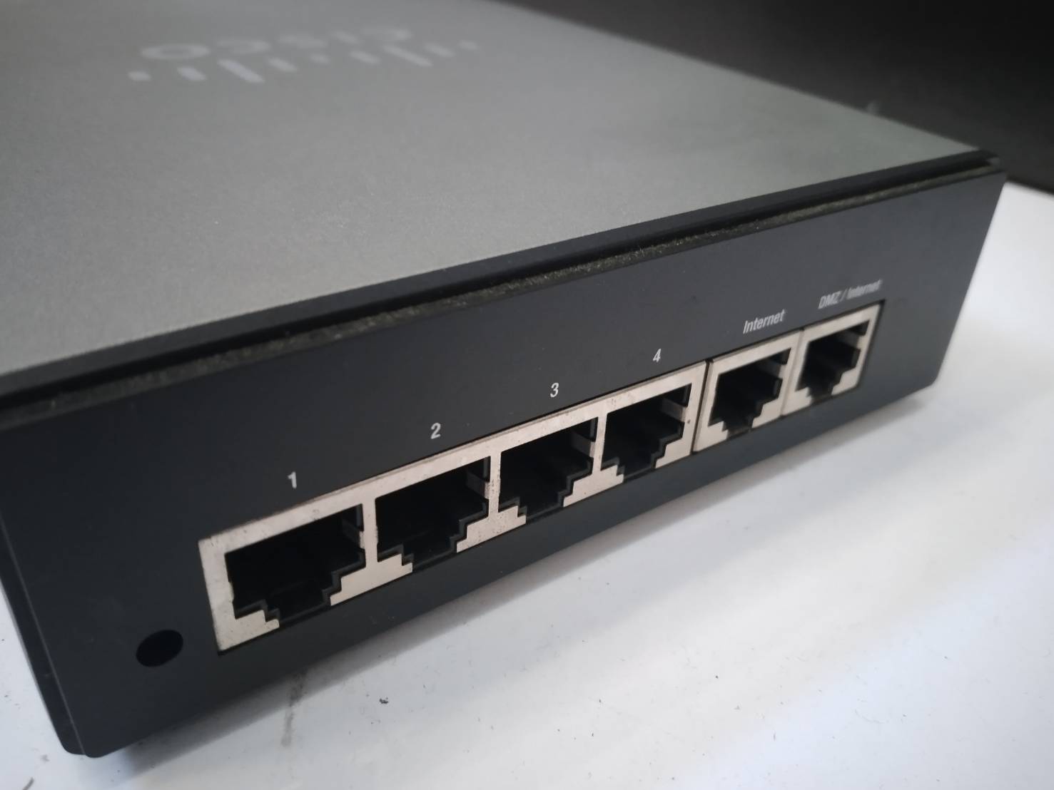 Cisco RV042G 4-port 10/100/1000 Gigabit VPN Router - Dual WAN