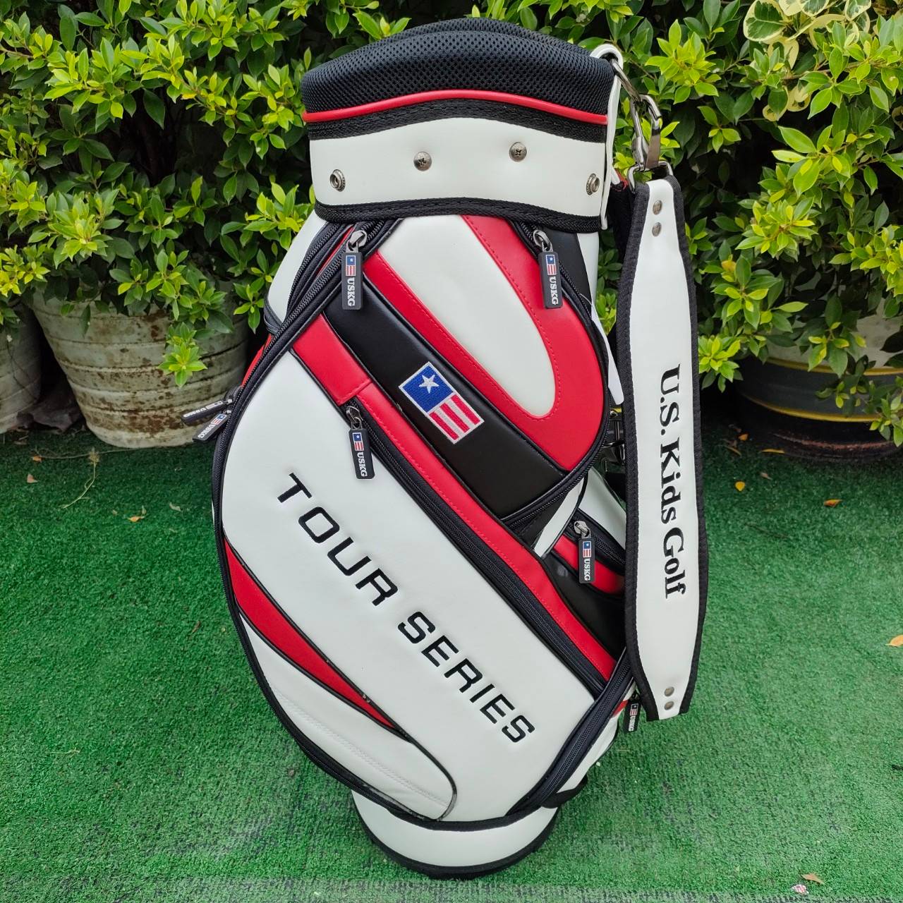 ถุงกอล์ฟเด็ก U.S.KIDS GOLF TOUR SERIES - สีแดง01 ขนาดไชส์ของถุง ปากถุง 7.5 นิ้ว ความสูงของถุงกอล์ฟ 28 นิ้ว มือหนึ่ง ของแท้ BY NakaraLuxurious