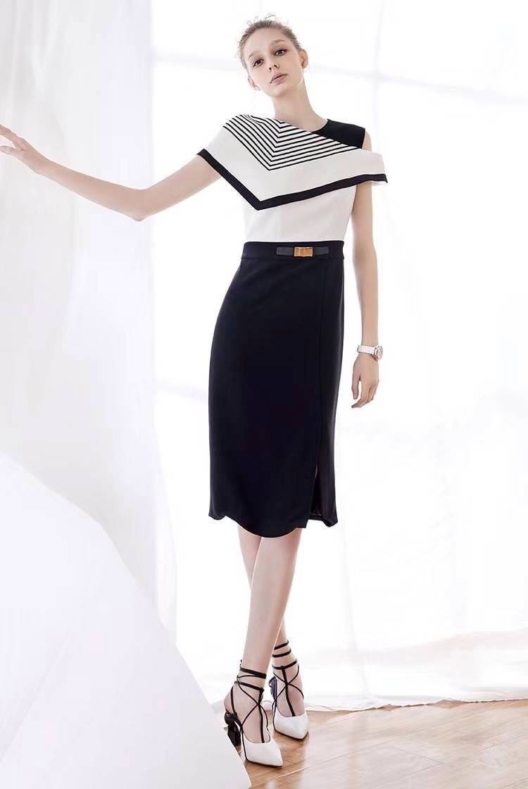 ปรับราคาลง 50% 2MUAY PREMIUM DRESS ชุดเดรสออกงาน ชุดเดรสลูกไม้ ชุดทำงาน ONE SIDE COLD SHOULDER DRESS รุ่น AK90169 สีขาวดำ