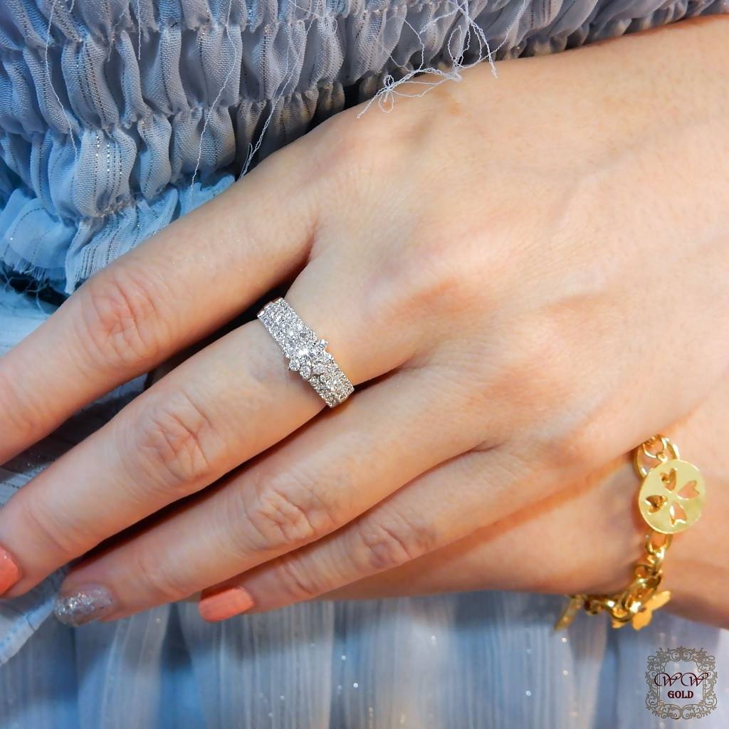 แหวนดอกพิกุล (ก้านแหวนเพชรเรียง3แถว)