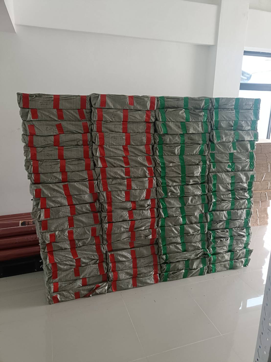 แผ่นยาง EPDM ราคาต่อ1ตร.ม. 4แผ่น แผ่นยางสังเคราะห์ ,แผ่นปูกันกระแทก,แผ่นปูพื้นสนามเด็กเล่น, พื้นยางEPDM ,ปูสนามเด็กเล่น,สนามกีฬา ห้องฟิตเนส พร้อมส่ง ราคาโรงงาน มีสีดำ เทา น้ำเงิน เหลือง แดง เขียว