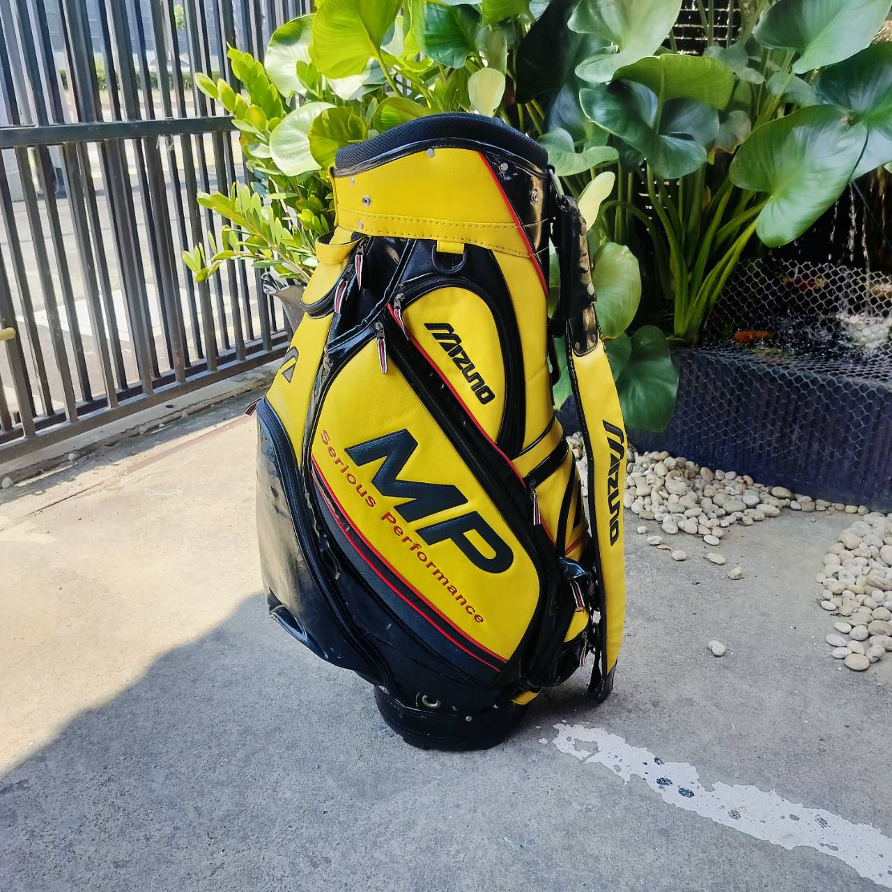 ถุงกอล์ฟ MIZUNO MP ถุง TOUR ใบใหญ่ มือสอง ของแท้ สวยมากๆ วัสดุดีมาก ออกแบบระดับโปร รุ่นนี้มือหนึ่งหมื่นกว่าบาทค่ะ!!!