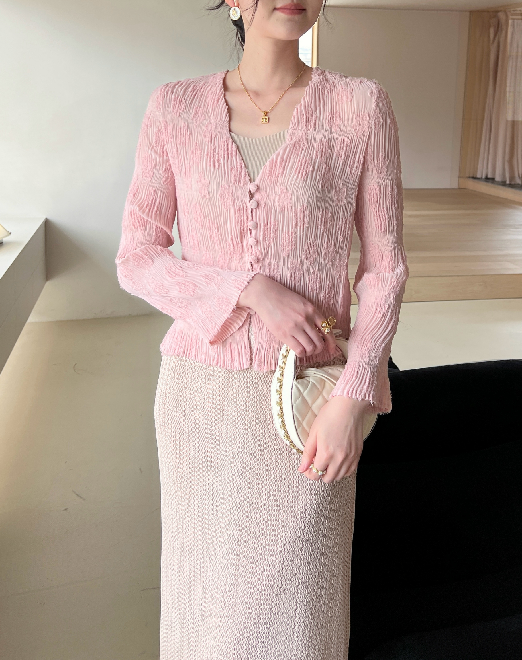 ปรับราคาลง20%!! 2MUAY รุ่น GJO2025 เสื้ออัดพลีทคุณภาพ V NECK BUTTON FRONT CRINKLE PLEATED TOP 6 สี FREE SIZE