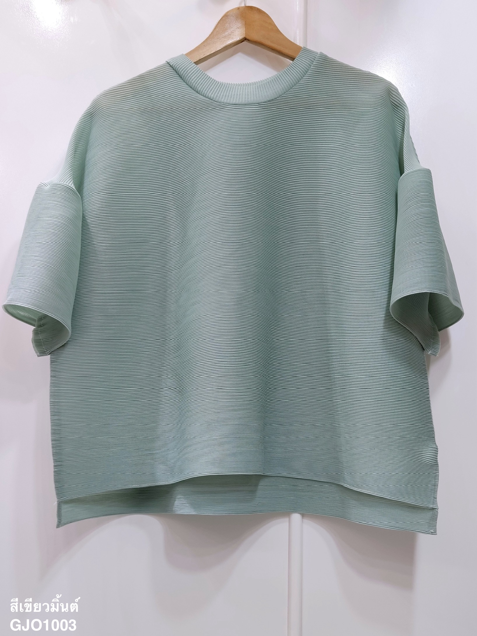 2MUAY รุ่น GJO1003 เสื้อพลีทคุณภาพ BELL SLEEVE PLEATED TOP สีดำ FREE SIZE