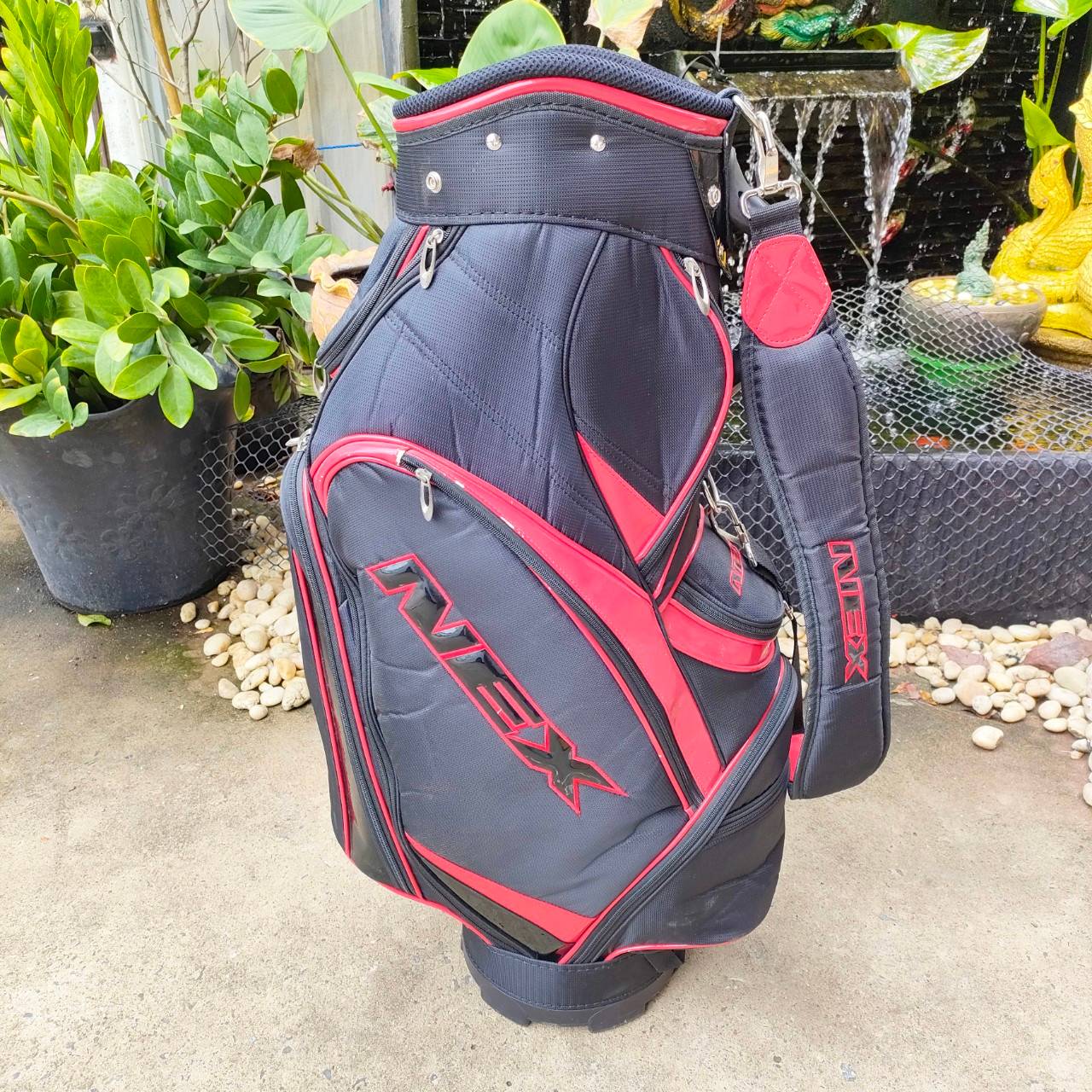 ถุงกอล์ฟ NEX มือสอง สภาพสวยเดิมๆ มีช่องหลายช่อง ใส่ของได้เยอะ ใบขนาดกำลังดี NakaraLuxurious