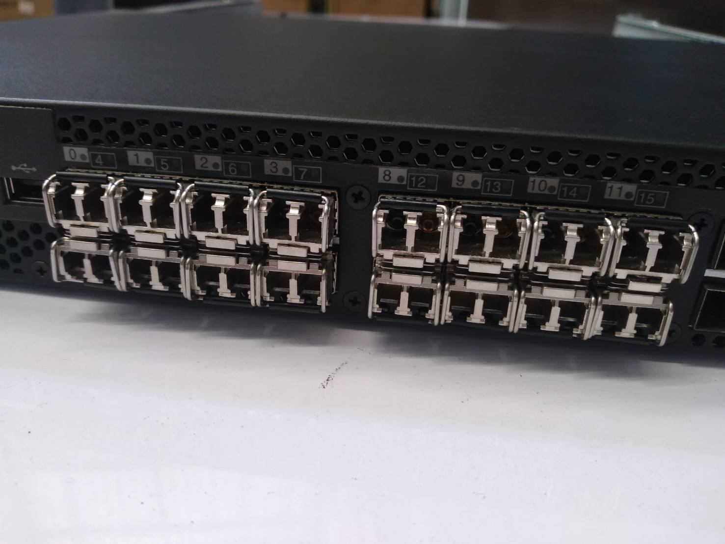 IBM 2498-B24/24E SAN Switch with 24 ports and Rack Mounting Kit พร้อมโมดูล 16 ตัว