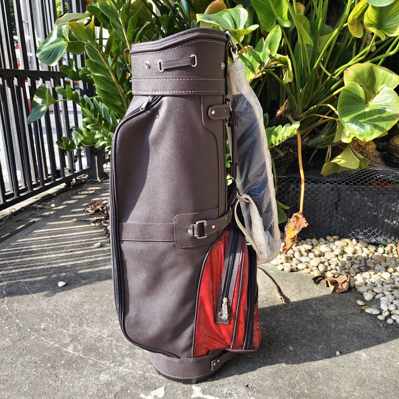 ถุงกอล์ฟ CUSTOM NOLOGO มือสอง ออกแบบสวยระหว่างผ้า กับหนังแก้ว สภาพโดยรวมดีมาก COVER มีรอยนิดหน่อย