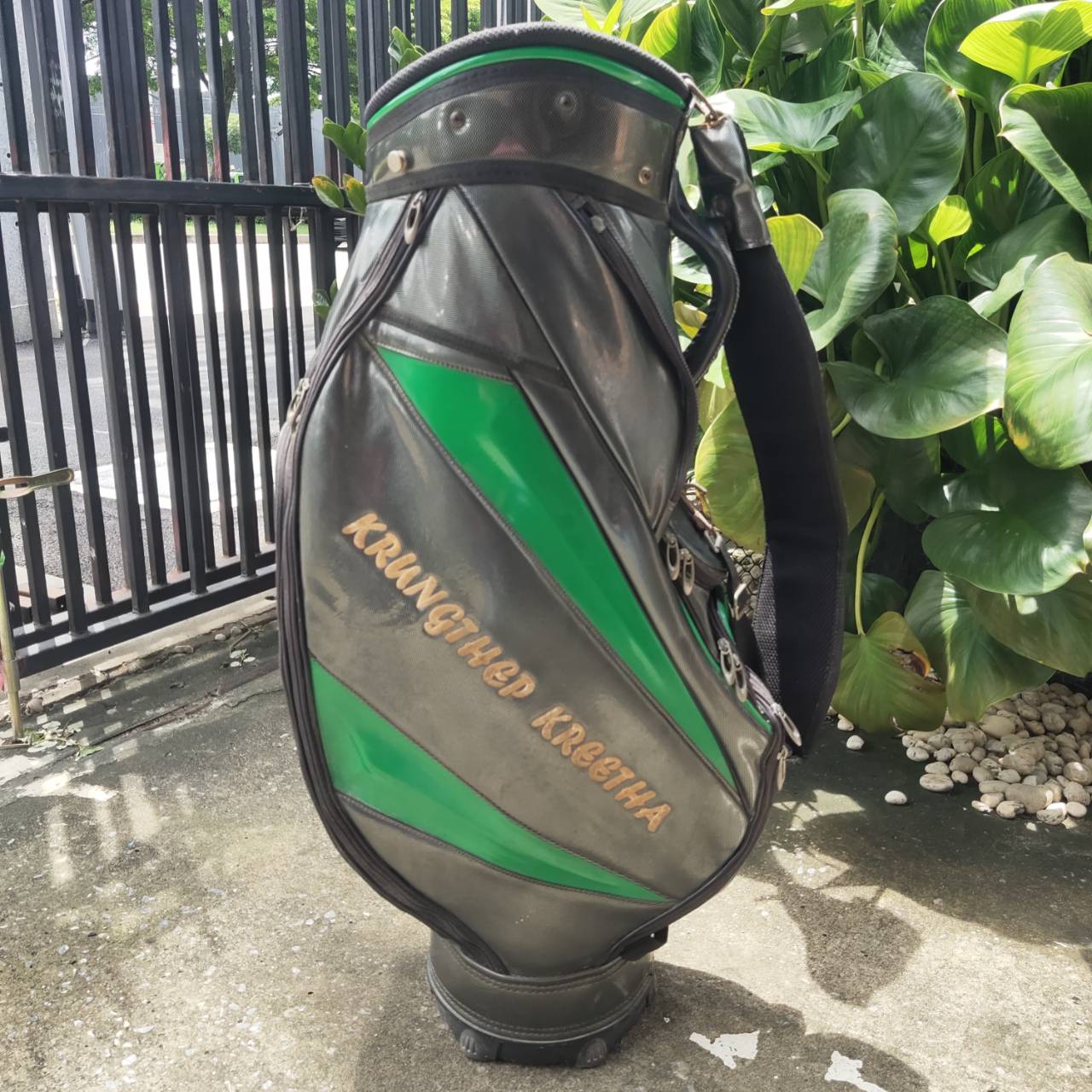 ถุงกอล์ฟ กรุงเทพกรีฑา มือสอง ** เป๊กหลุด 1 จุด ** ถุง TOUR ใบใหญ่ หนังแก้วอย่างดี ใส่ของครบมาก