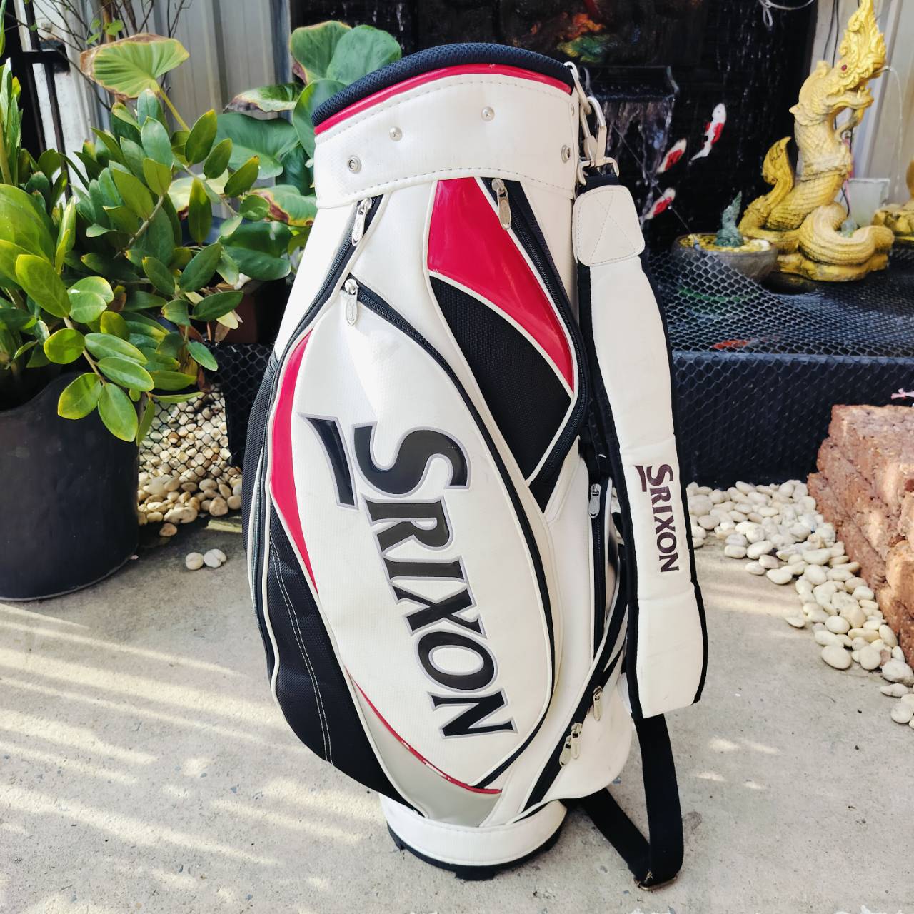 ถุงกอล์ฟ SRIXON TOUR ลายเท่มากๆค่ะ สภาพเดิมๆ ที่ COVER มีลอยดำๆ นอกนั้นสวยมากๆค่ะ น่าใช้มาก ถุงกอล์ฟพรีเมี่ยมมือสอง ของแท้ By NakaraLuxuriious
