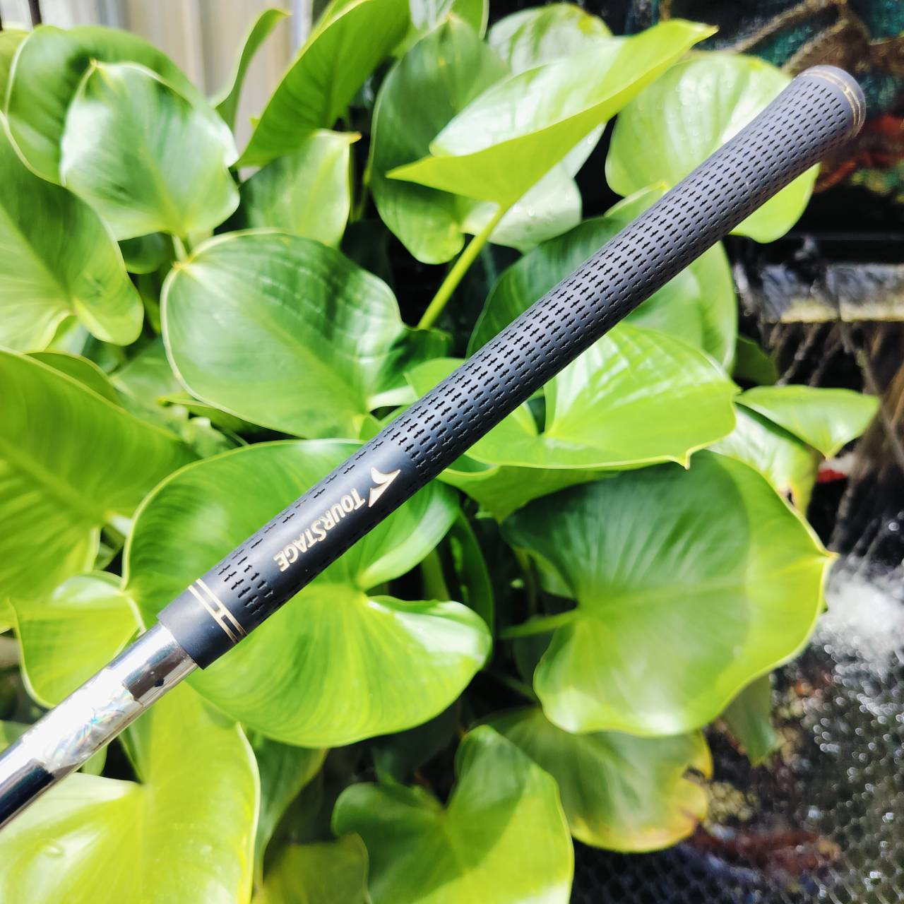 ชุดเหล็ก TOURSTAGE VIQ วัสดุ PREMIUM FORGED สวยจัด ตีนุ่มแบบจัดๆ และตีง่าย พรีเมี่ยมจริง มี CAVITY ช่วยให้ตีง่ายขึ้น และ ตีตรงอย่างมากเลยค่ะ แน่นๆ สปินดีด้วย ก้าน NS PRO V90 FLEX R เบา 90 กรัม ไม้กอล์ฟพรีเมี่ยมมือสอง ของแท้ By NakaraLuxurious