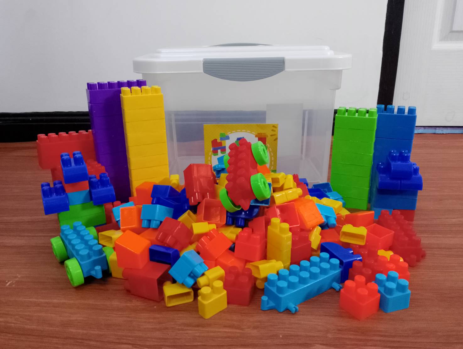 ชุดตัวต่อพลาสติกจำนวน 240 ชิ้น โลโก้เด็กอนุบาล พร้อมส่ง สื่อการสอนอนุบาล ฝึกกล้ามเนื้อมัดเล็ก ของเล่นเสริมพัฒนาการเด็ก