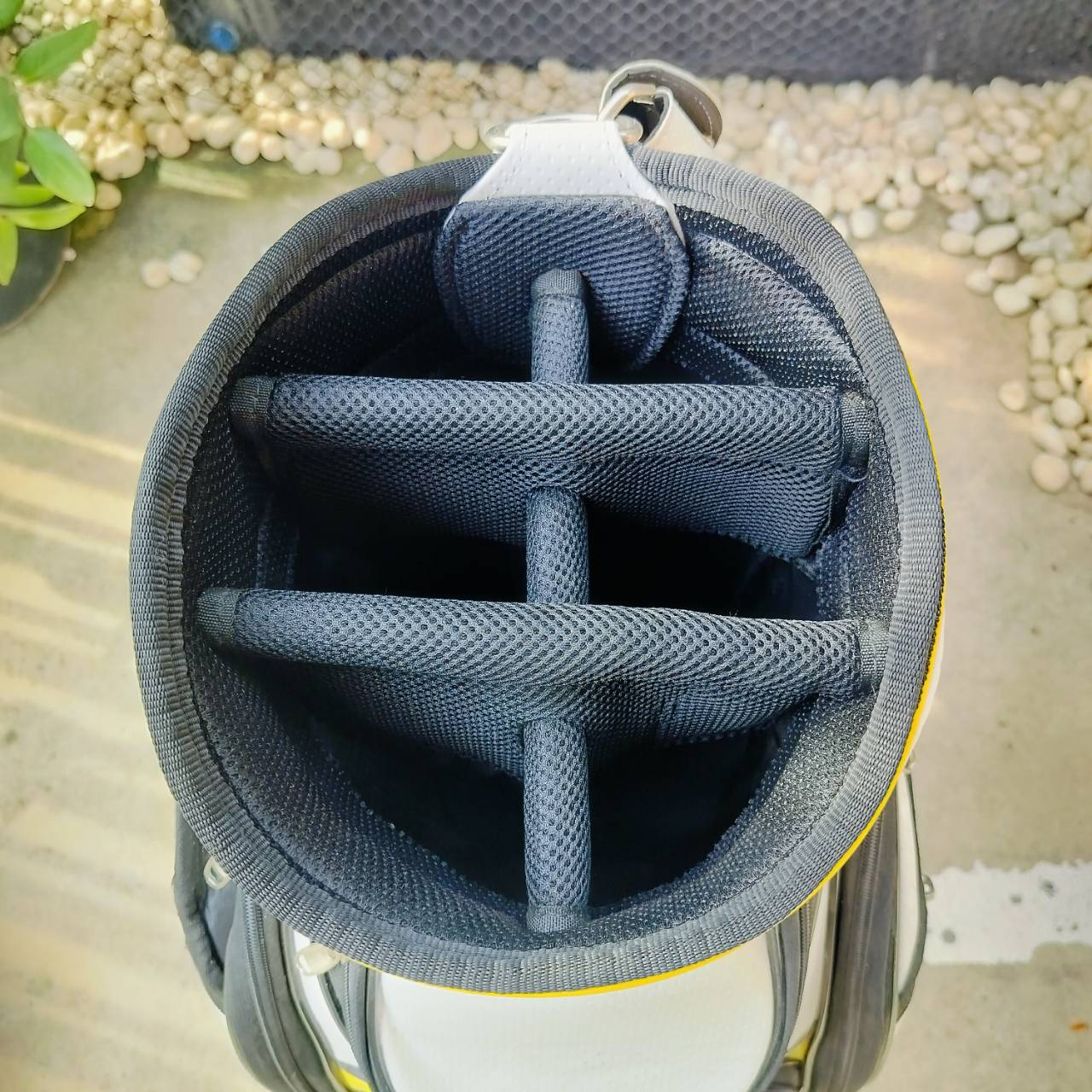 ถุงกอล์ฟ THE VINTAGE มือสอง สภาพสวยมากๆ ถุง TOUR ใบใหญ่ พื้นสีขาว มีขลิปด้วยหนังแก้วหลายจุด ไม้กอล์ฟพรีเมี่ยมมือสอง ของแท้ By NakaraLuxurious