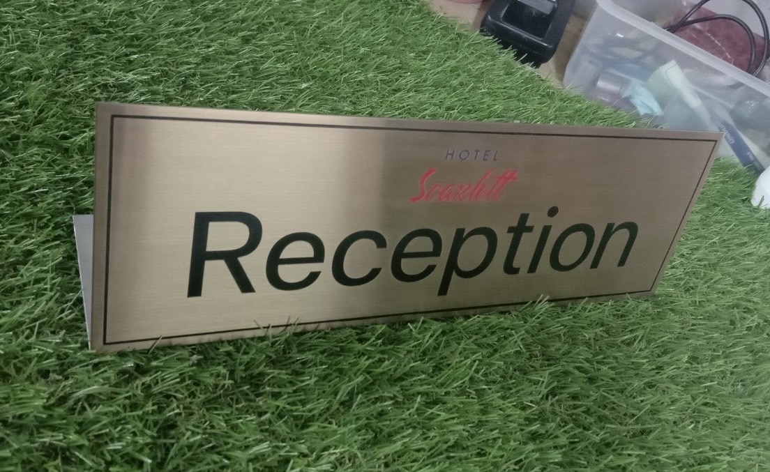 ป้ายตั้งโต๊ะ ป้ายสแตนเลสสีโรสโกลด์แฮร์ไลน์ หนา 1mm กัดกรด